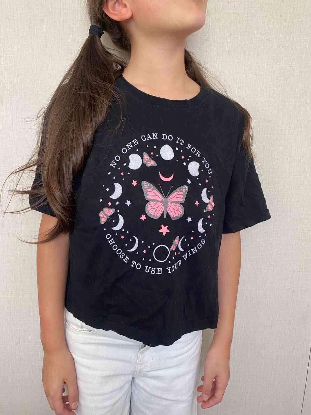 Polera negra con diseño de mariposas