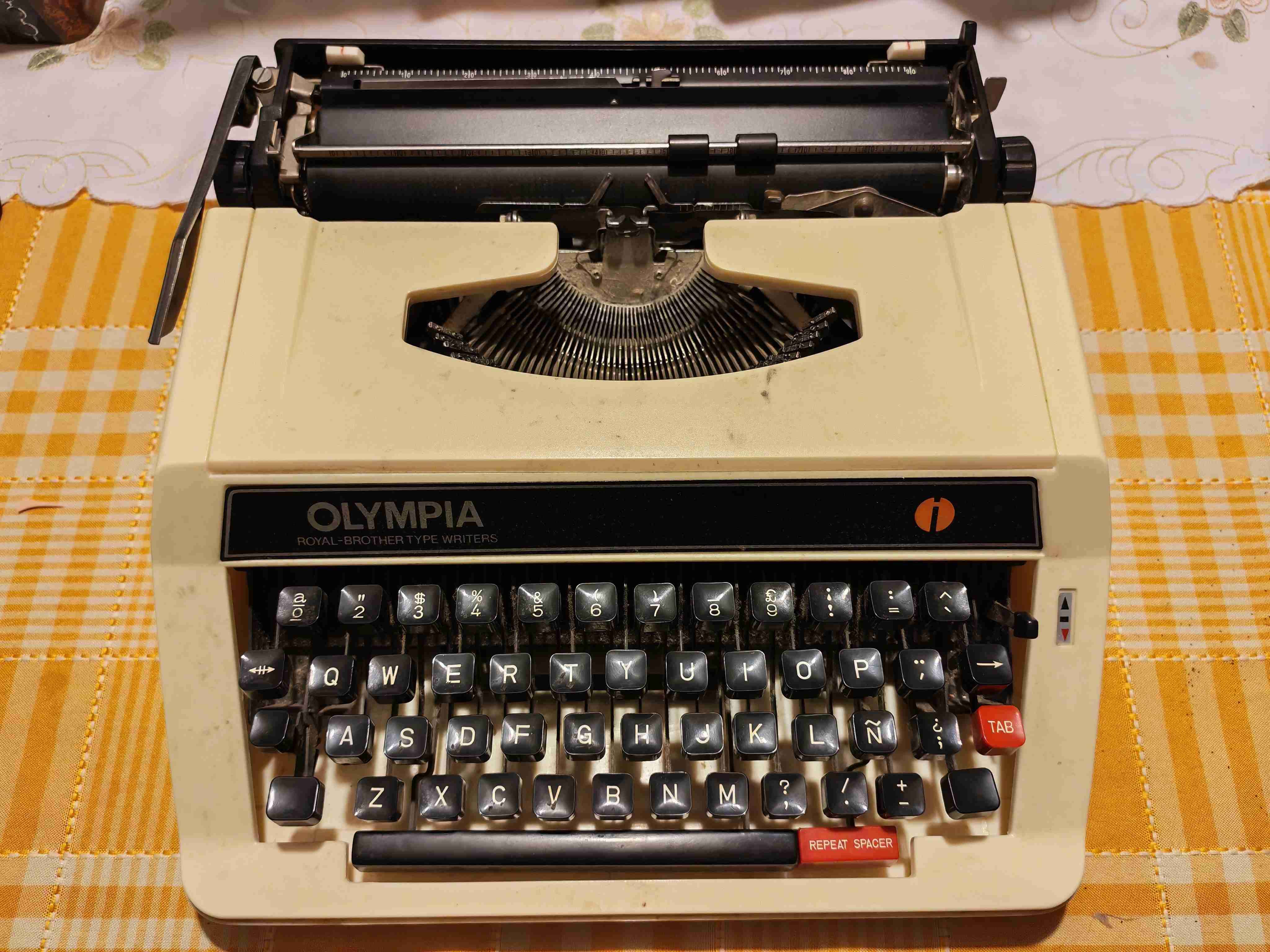 Máquina de escribir Olympia retro - miniatura 1