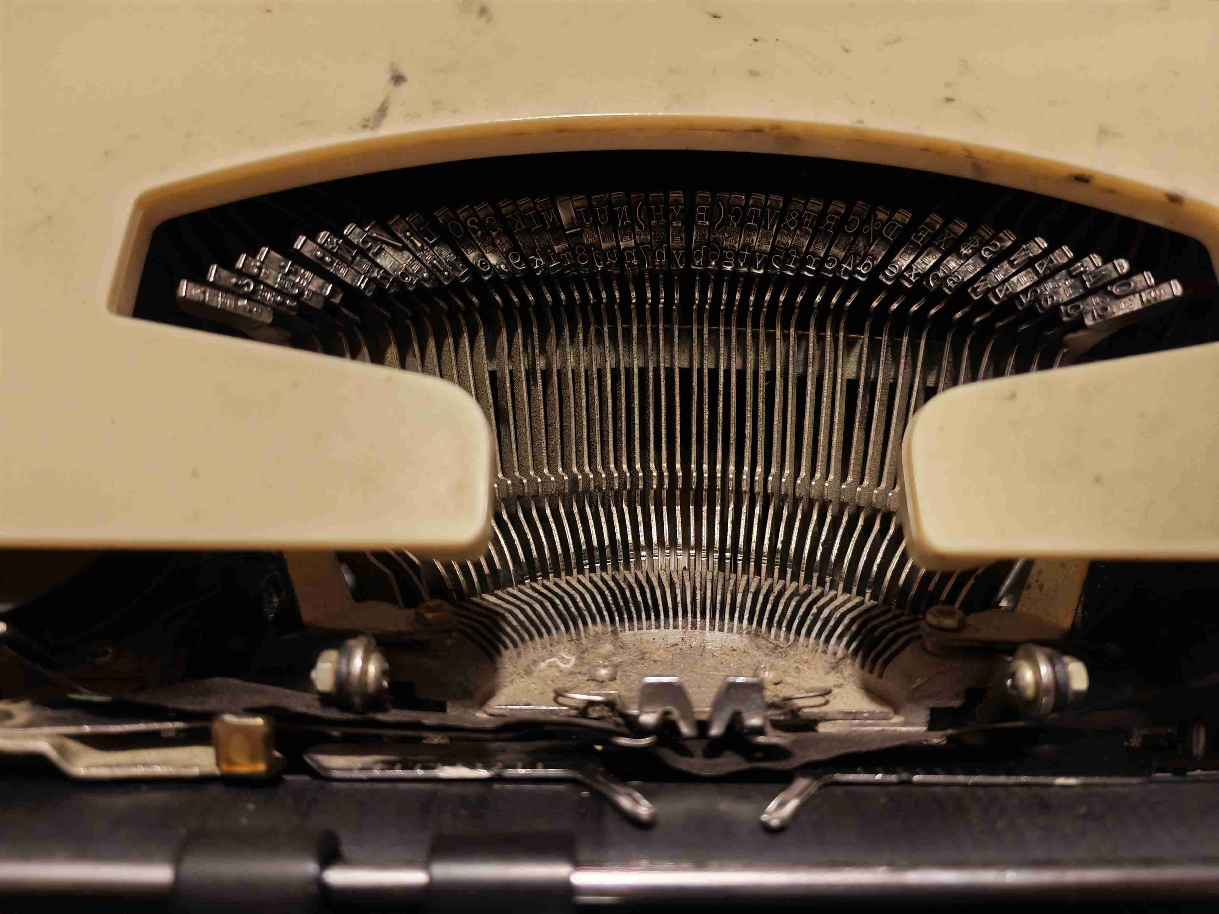 Máquina de escribir Olympia retro - miniatura 2