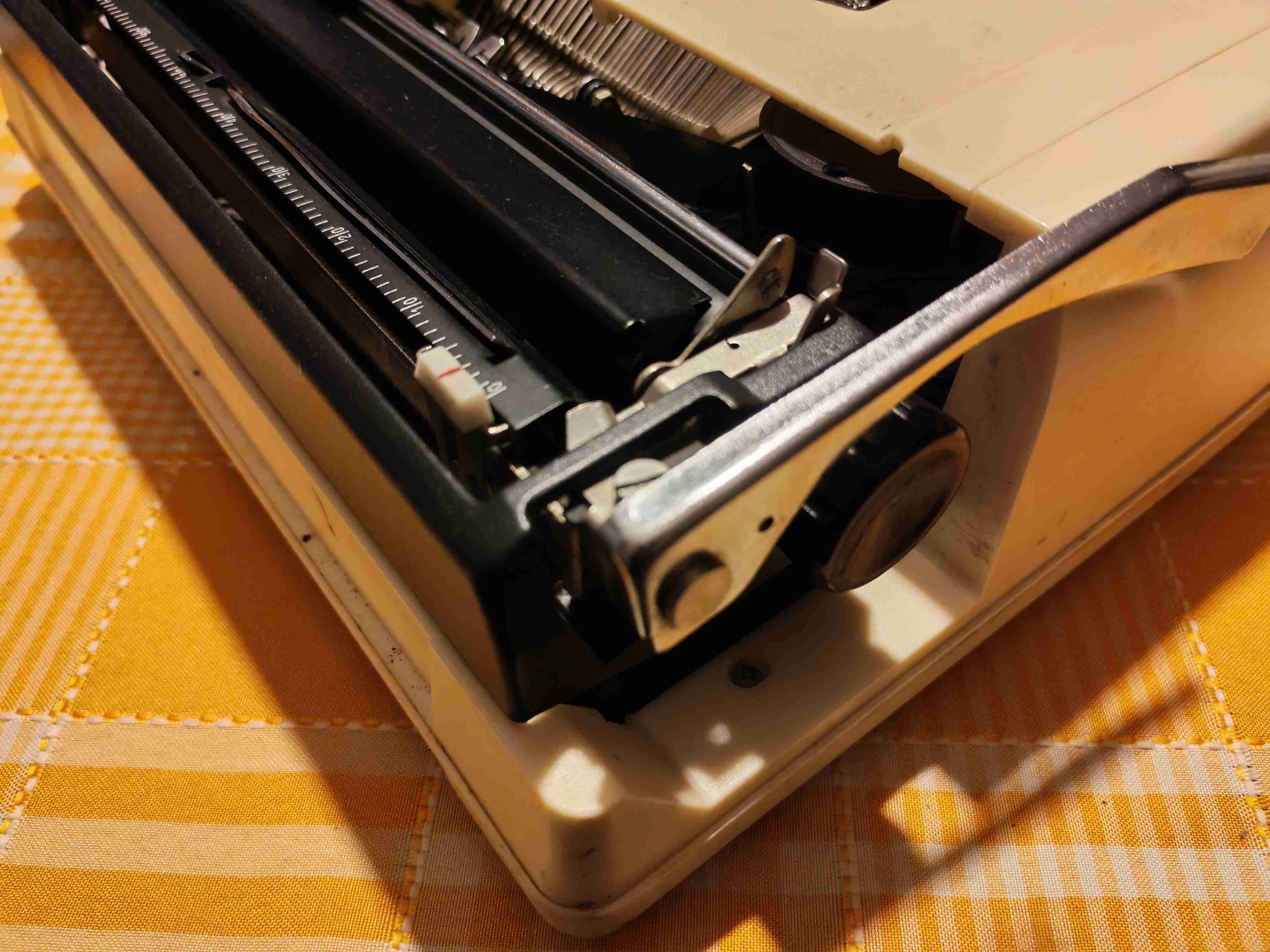 Máquina de escribir Olympia retro - miniatura 3