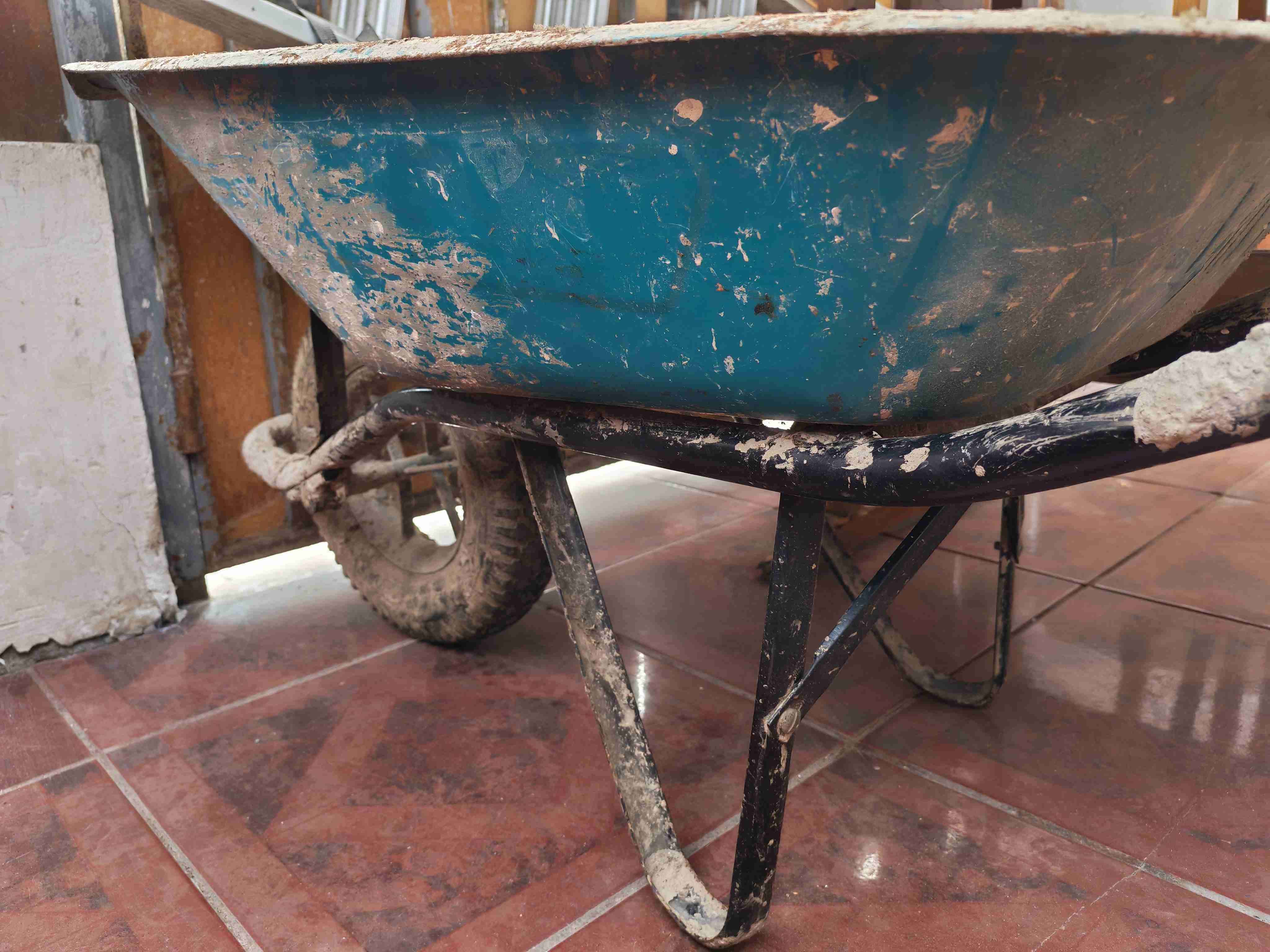 Carretilla metálica azul usada - miniatura 1