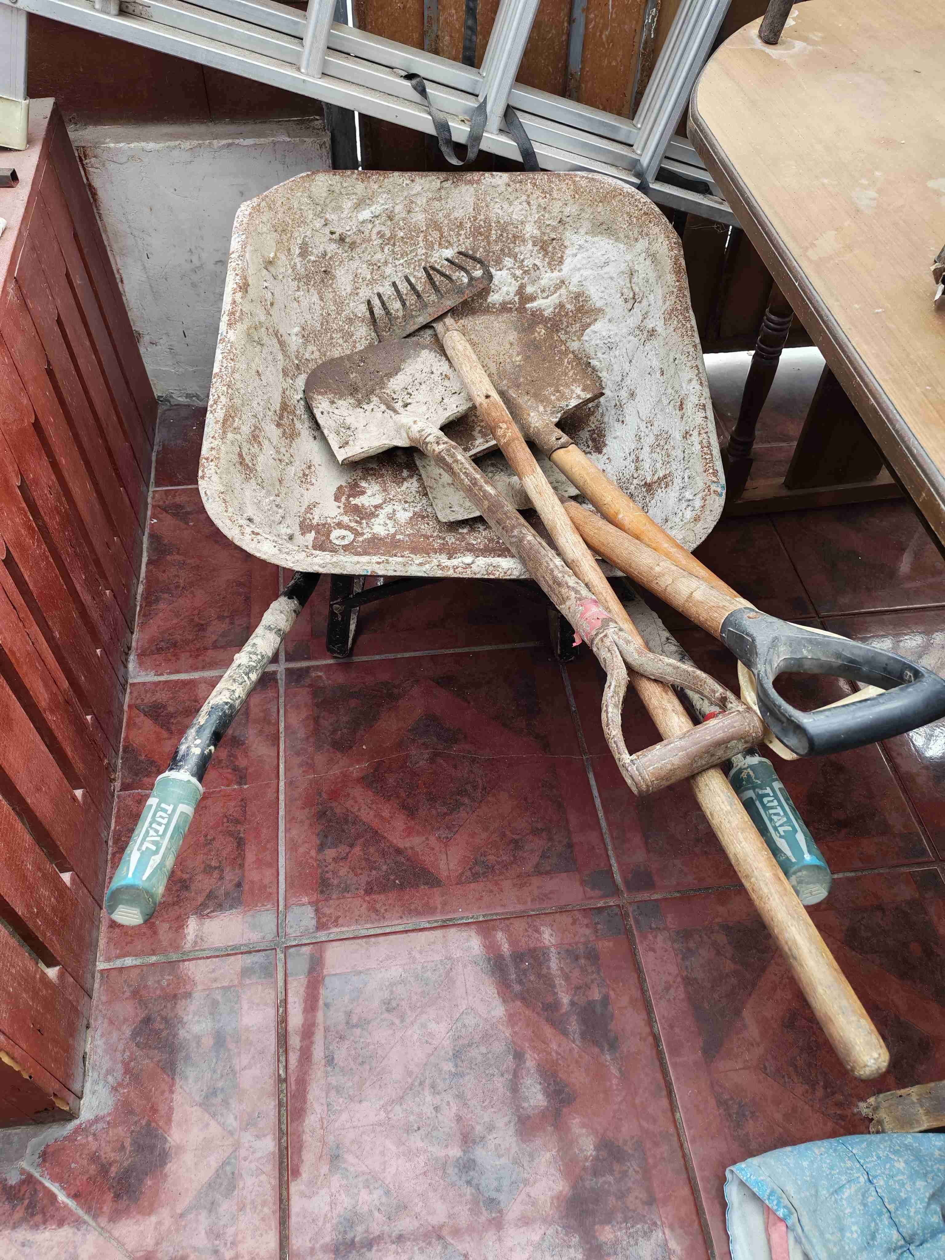 Carretilla metálica azul usada - miniatura 2