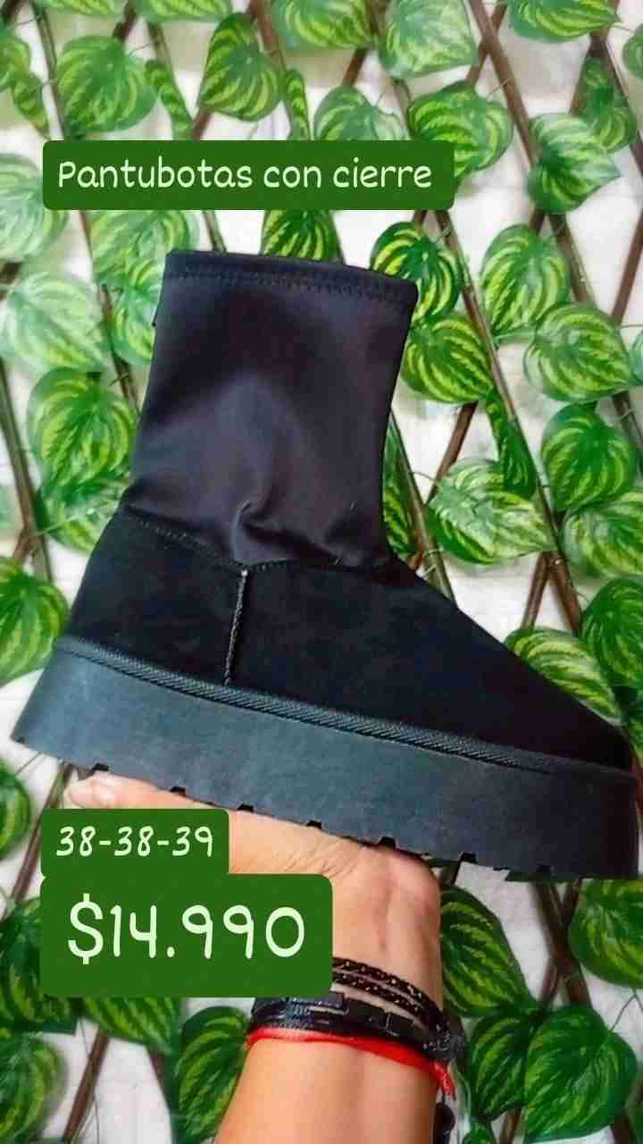 Pantubotas negras con cierre