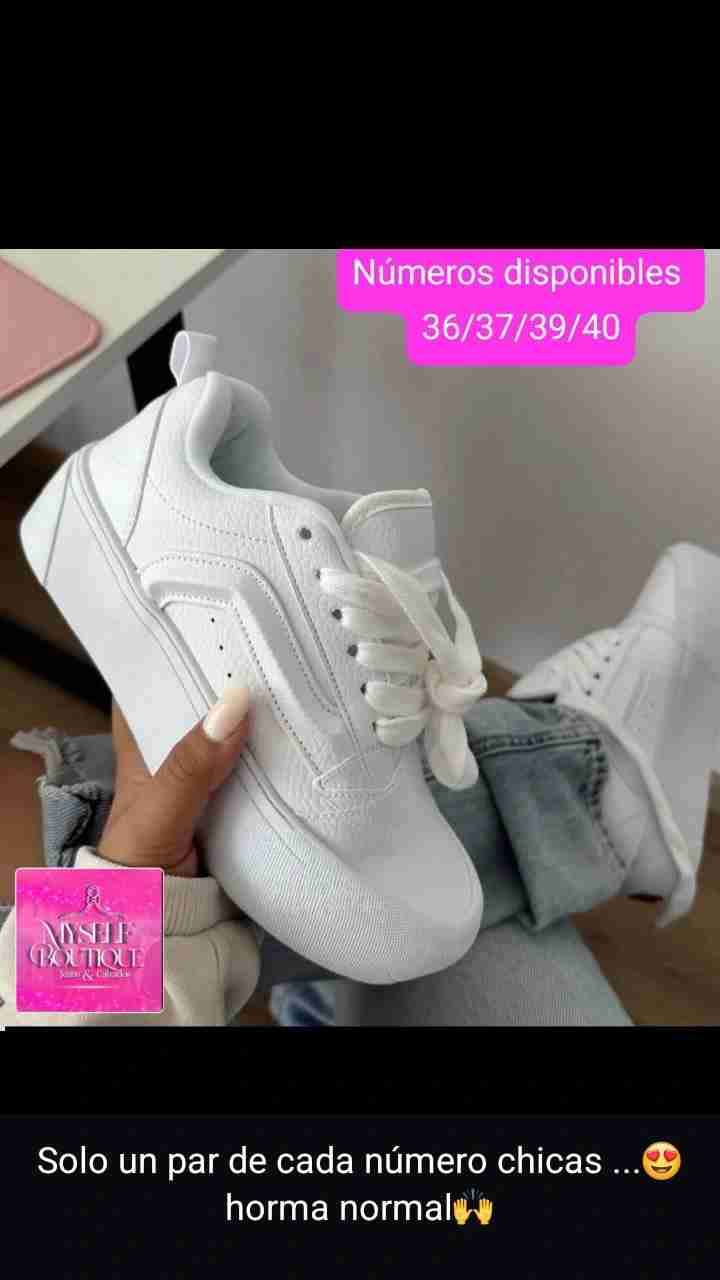 Zapatillas blancas estilo casual