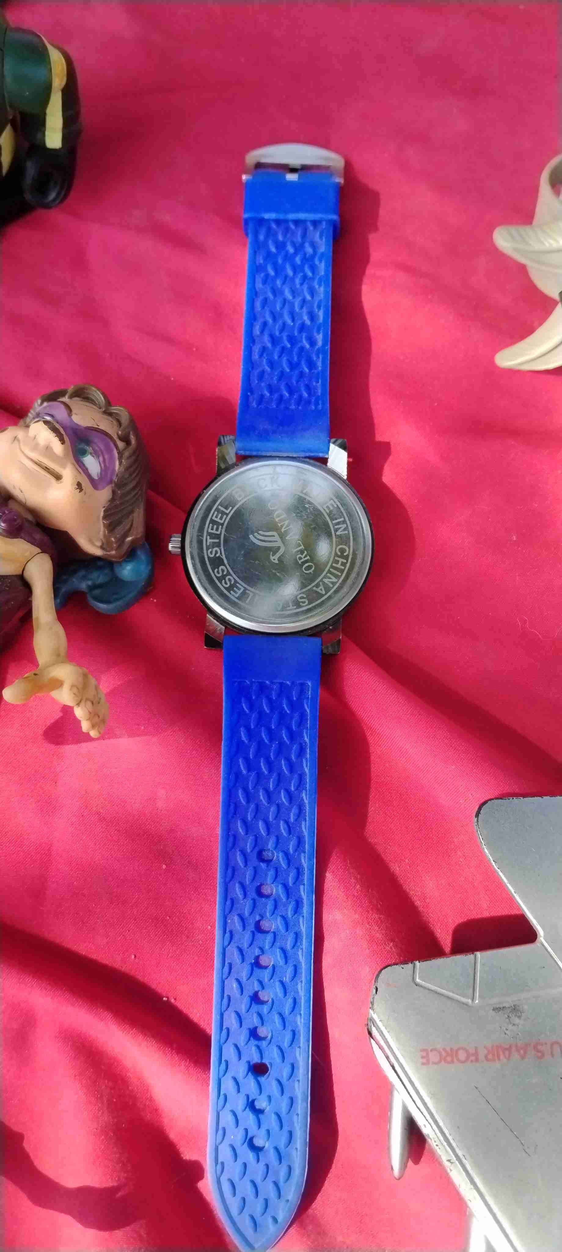Reloj con correa azul - miniatura 1