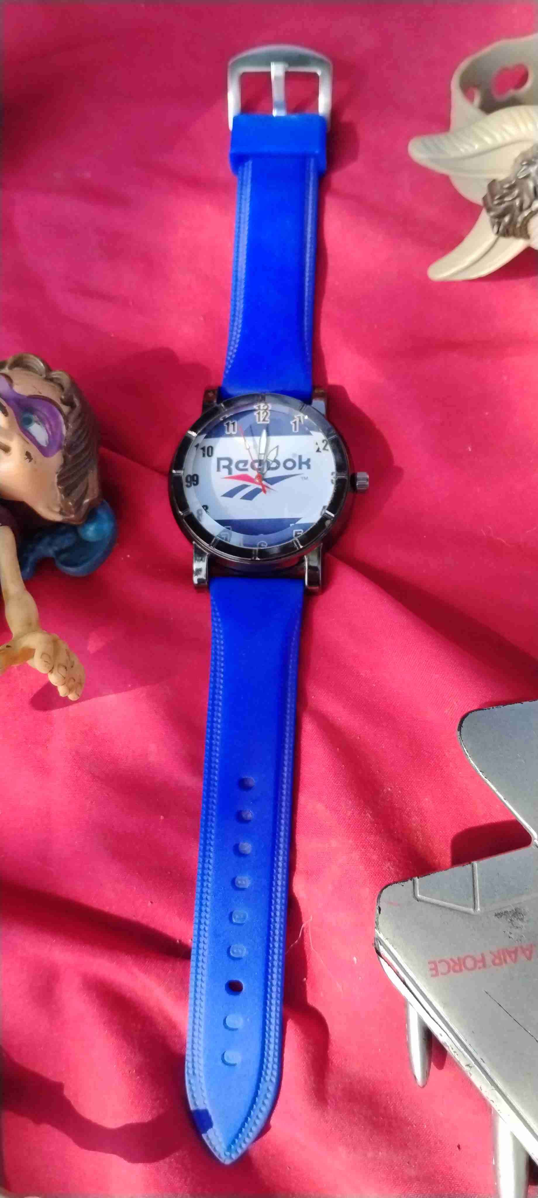 Reloj con correa azul - miniatura 2