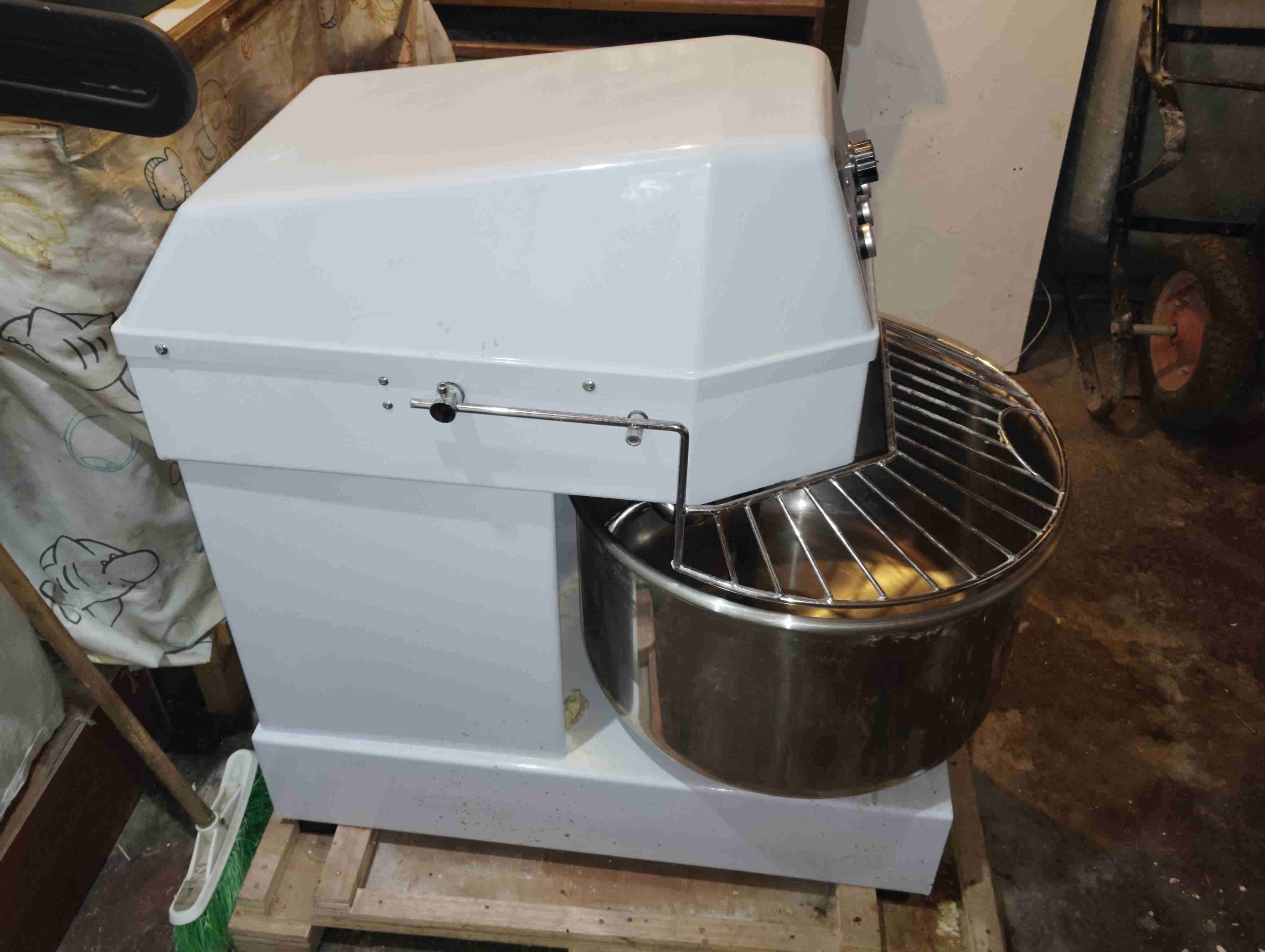 Amasadora industrial blanca - miniatura 1