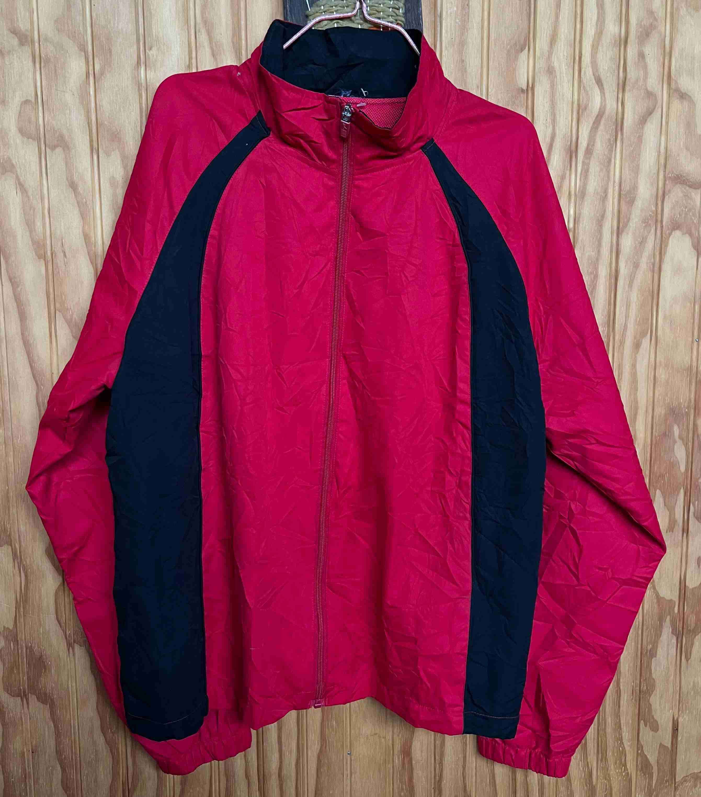 Chaqueta deportiva roja y negra - 1