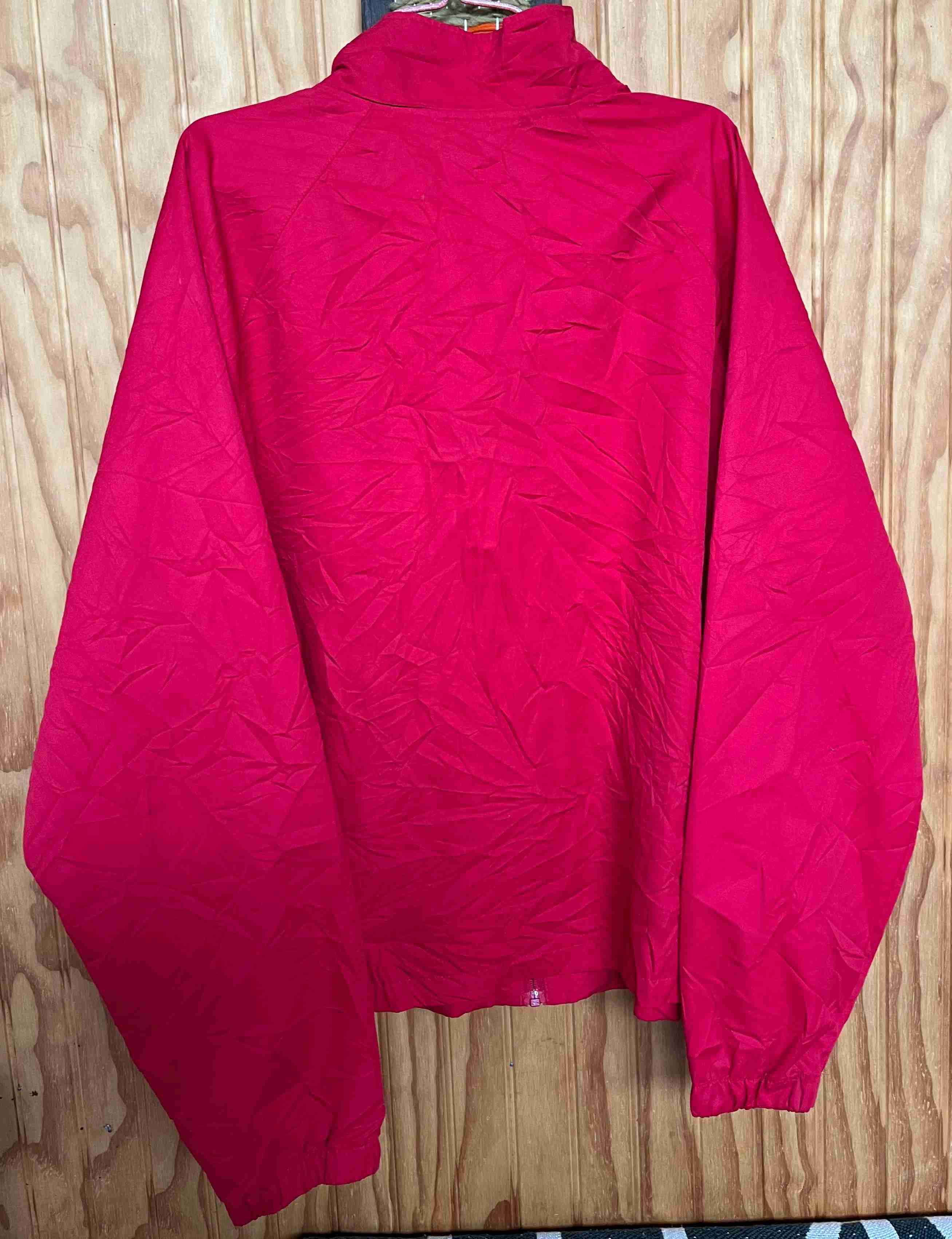 Chaqueta deportiva roja y negra - 2