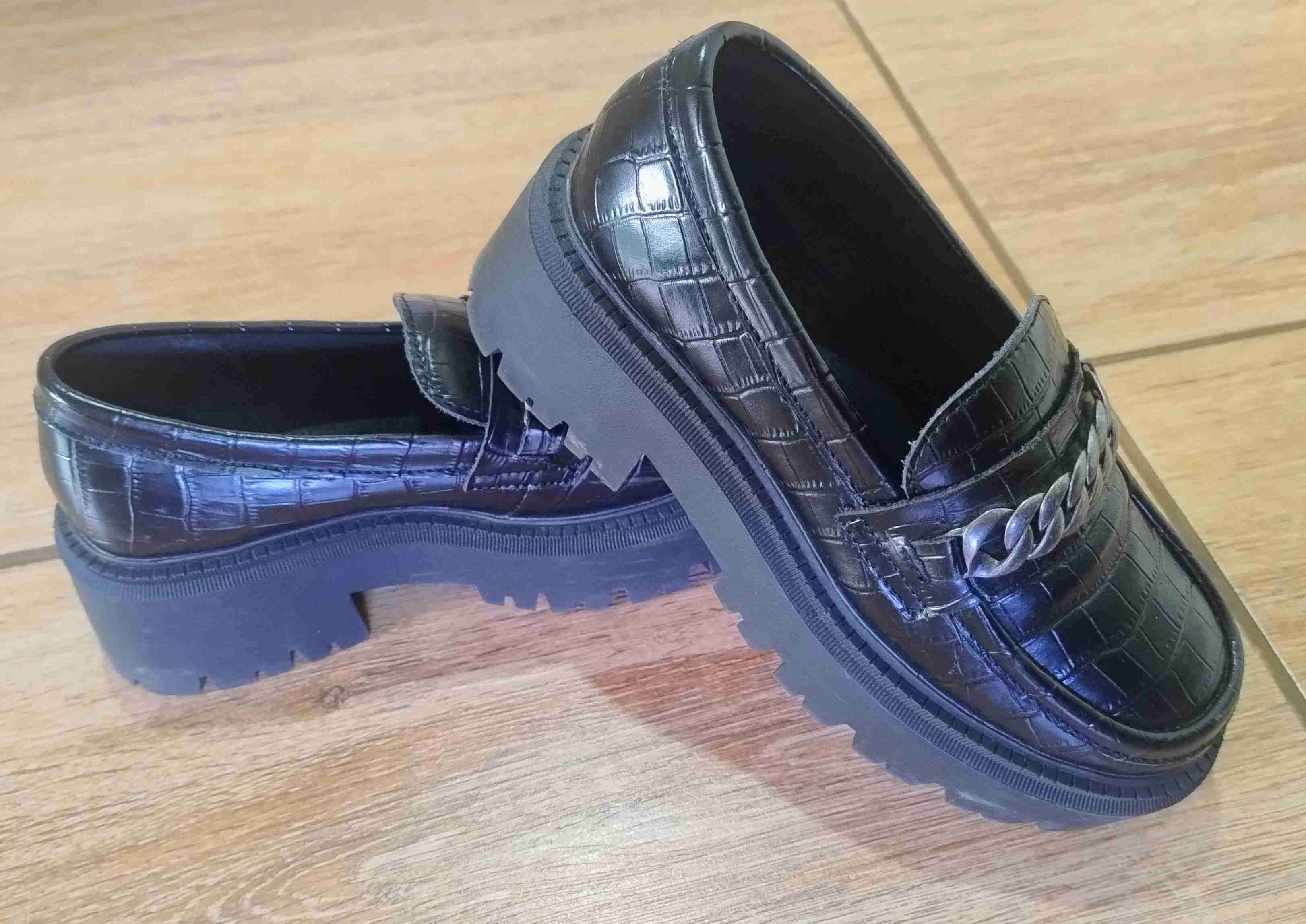 Zapatos mocasines negros con cadena - miniatura 3