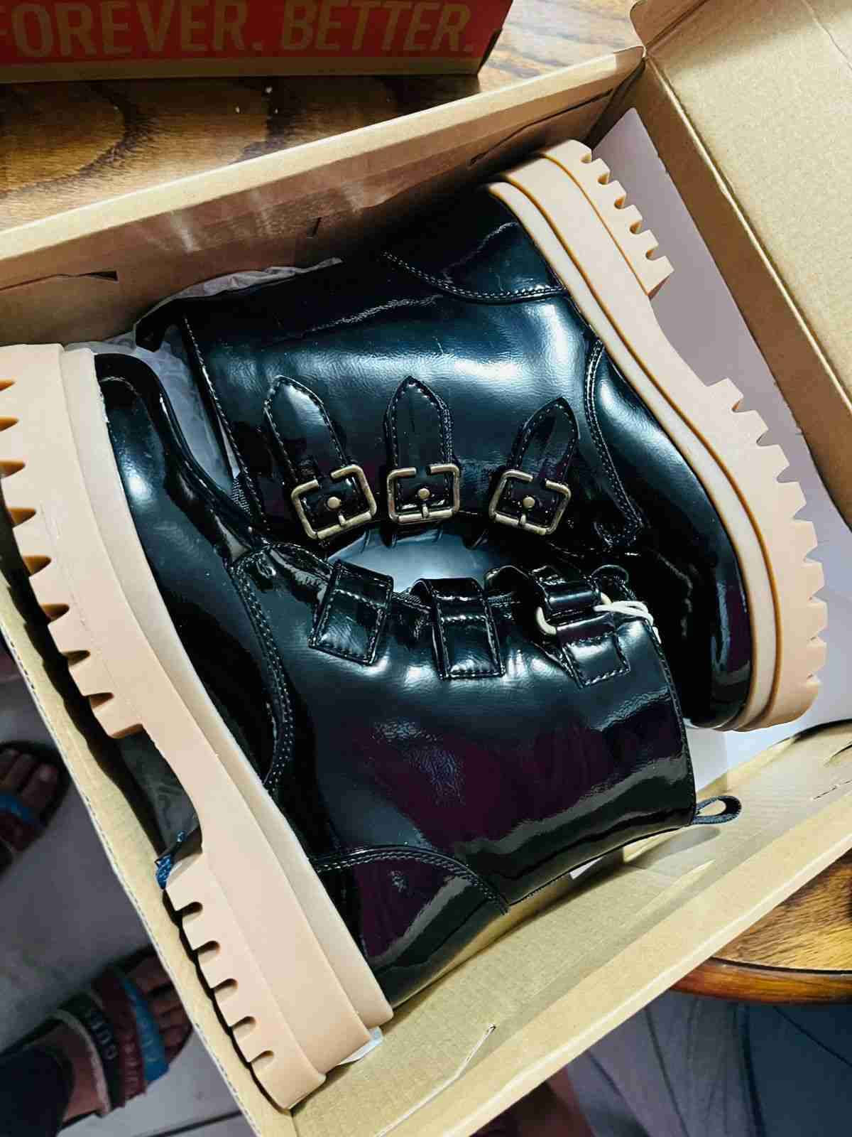 Botas negras de charol con hebillas - 1