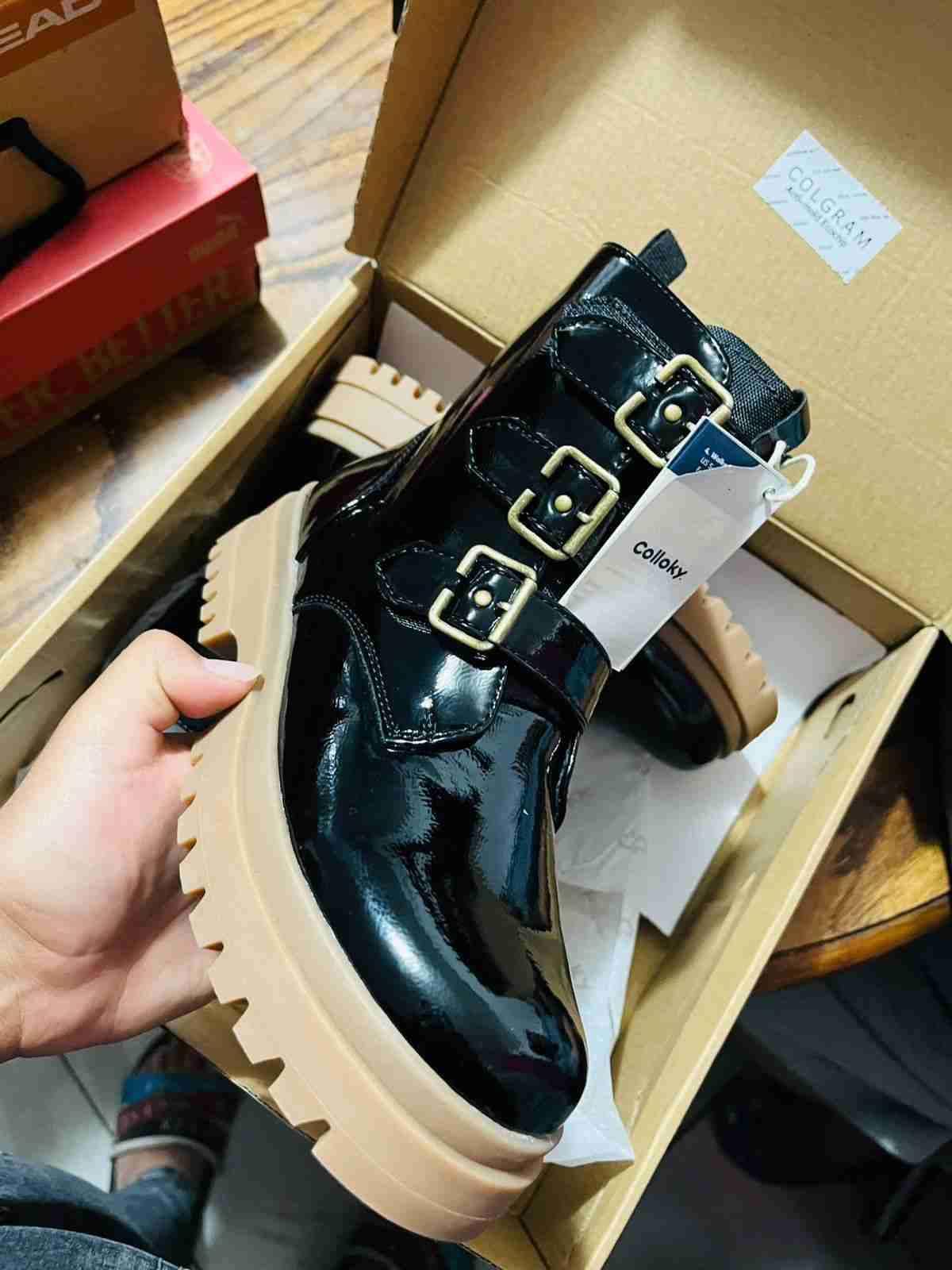 Botas negras de charol con hebillas - 2