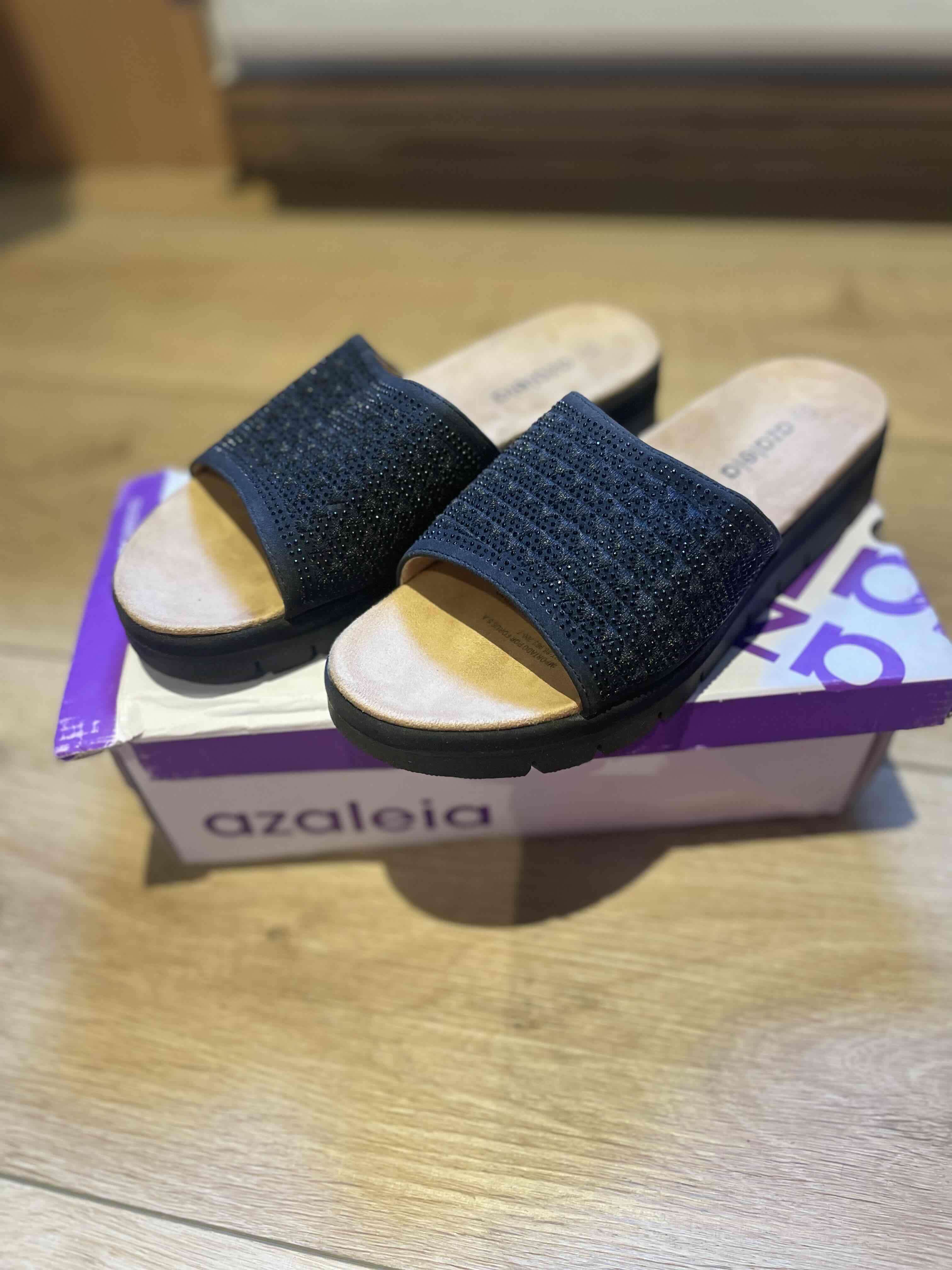 Sandalias negras con aplicación