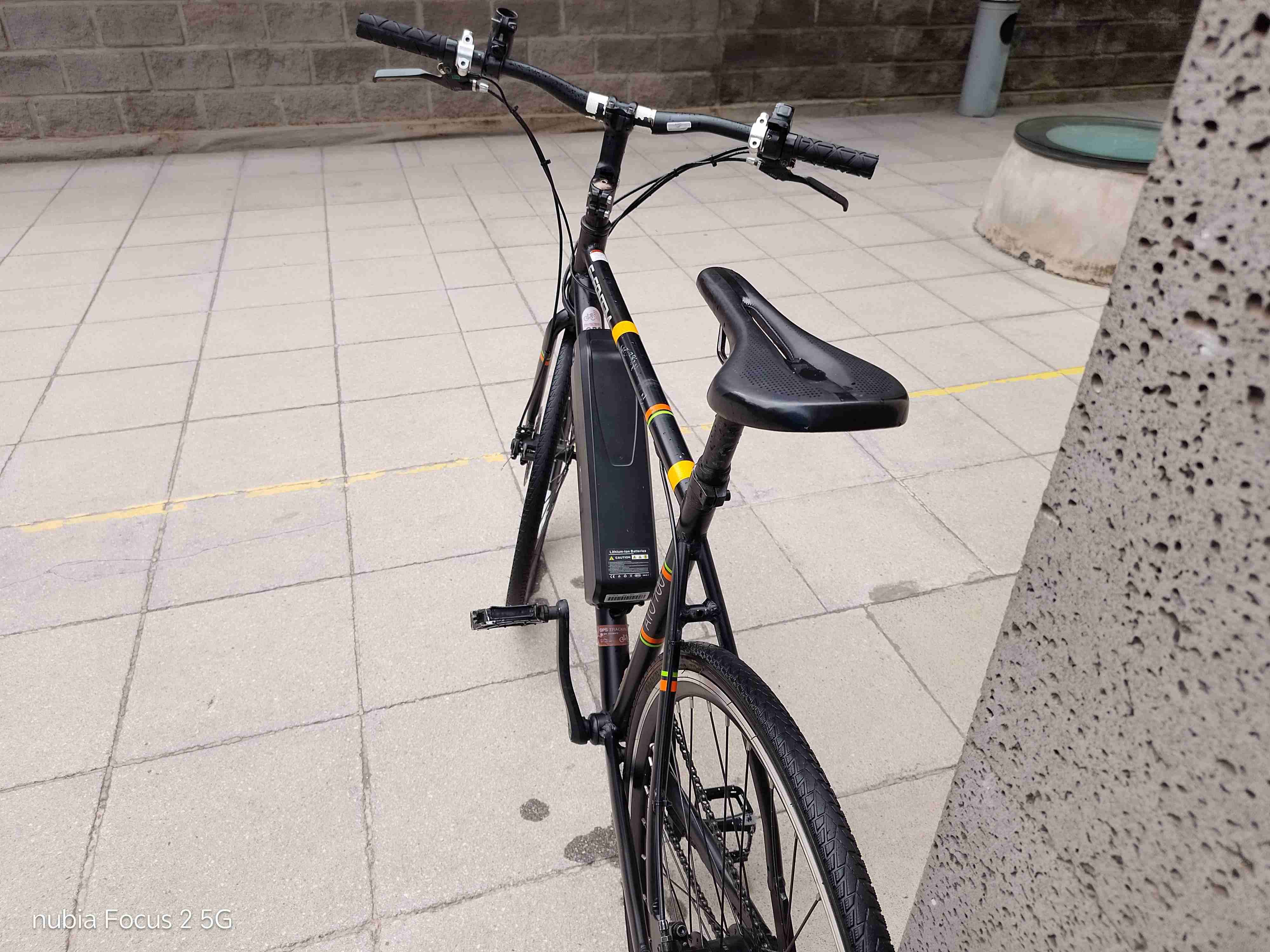 Bicicleta eléctrica urbana negra - miniatura 1