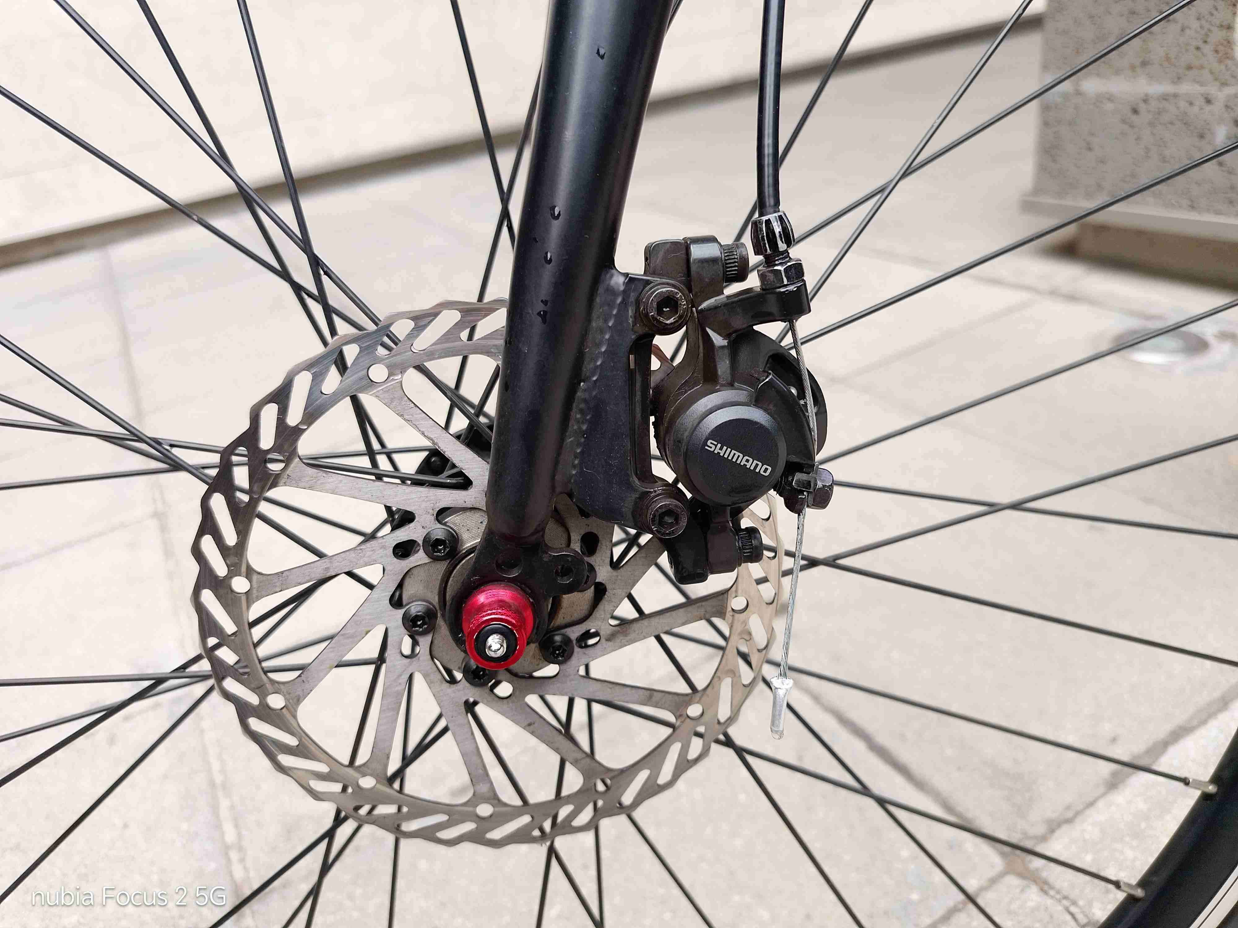 Bicicleta eléctrica urbana negra - miniatura 2