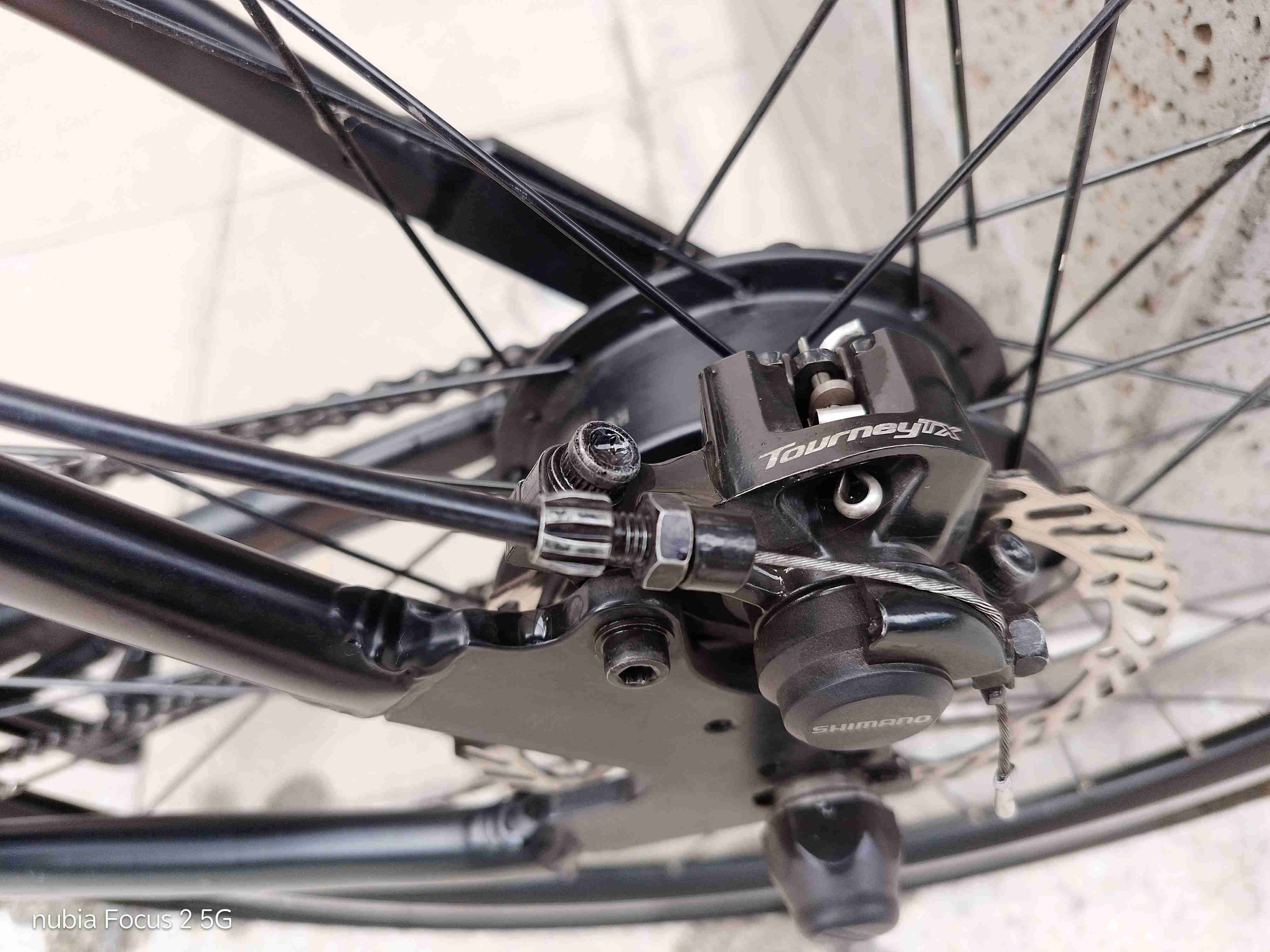 Bicicleta eléctrica urbana negra - miniatura 3