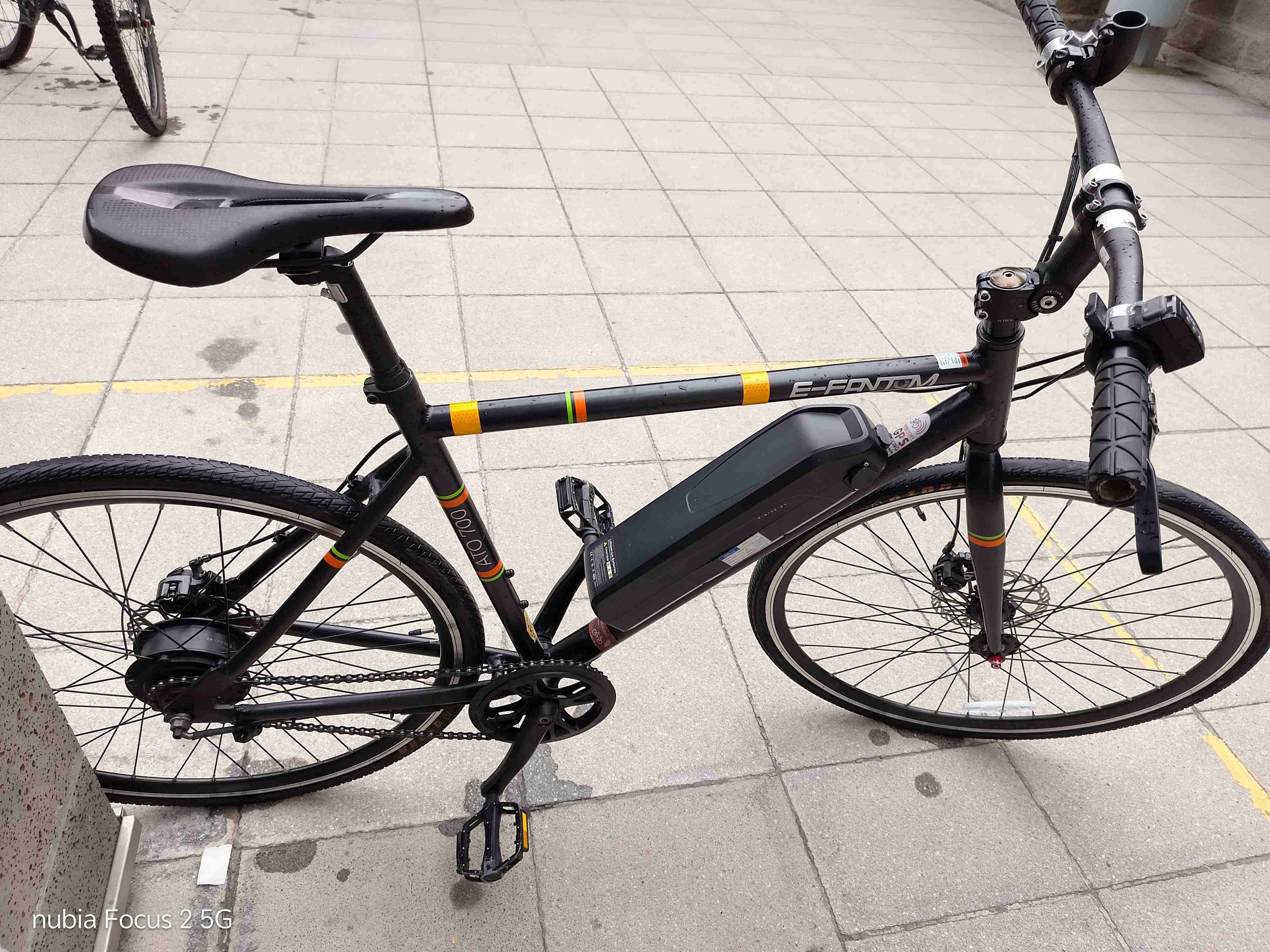 Bicicleta eléctrica urbana negra - miniatura 4