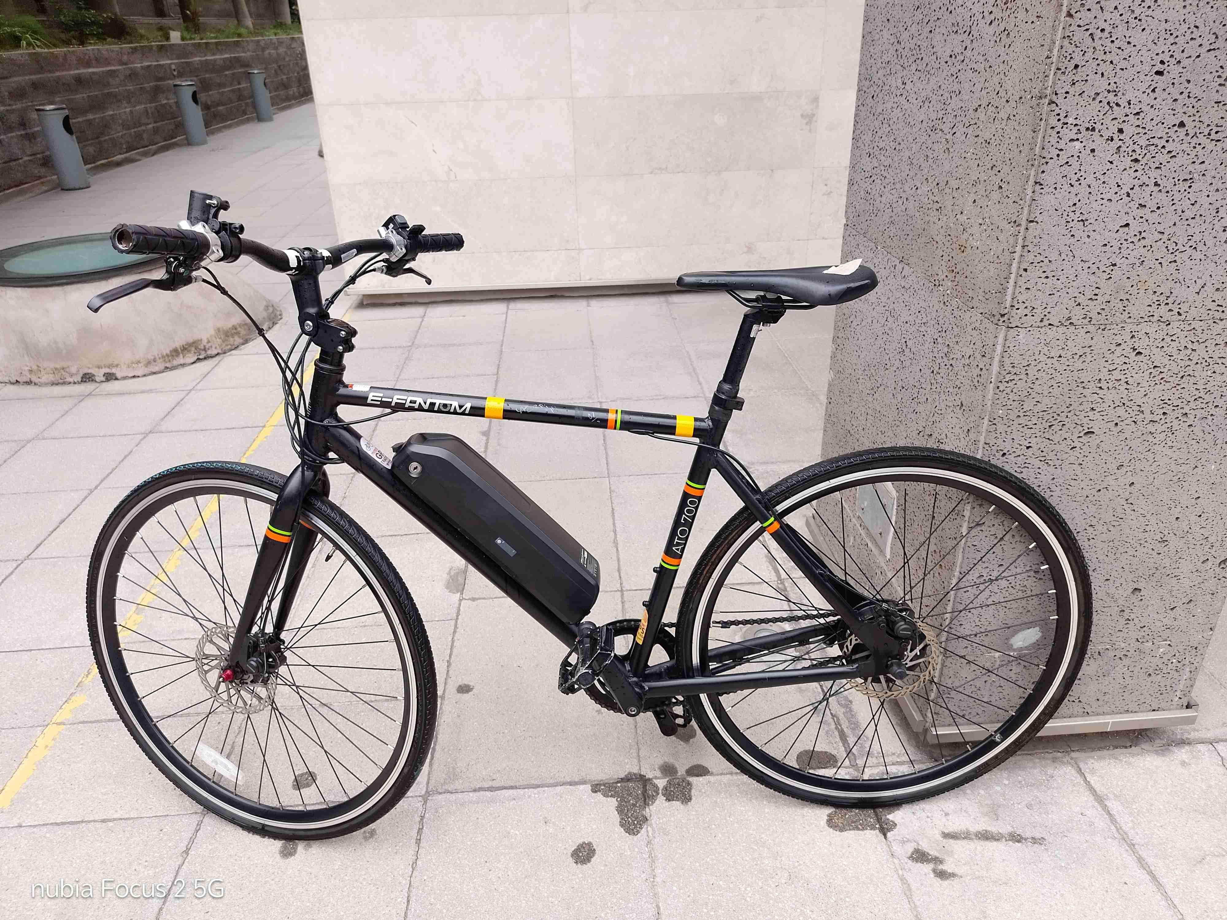 Bicicleta eléctrica urbana negra - miniatura 5