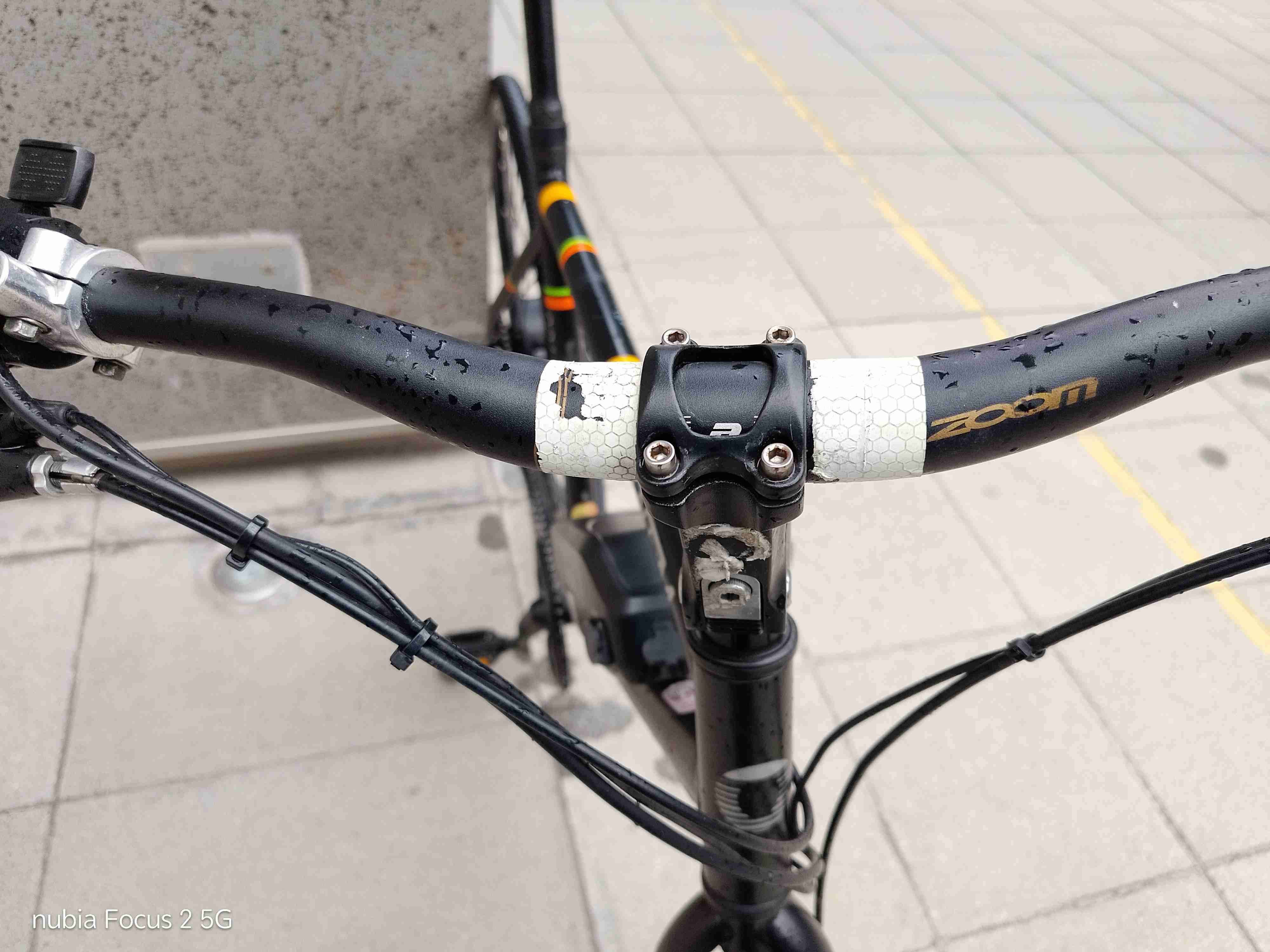 Bicicleta eléctrica urbana negra - miniatura 6