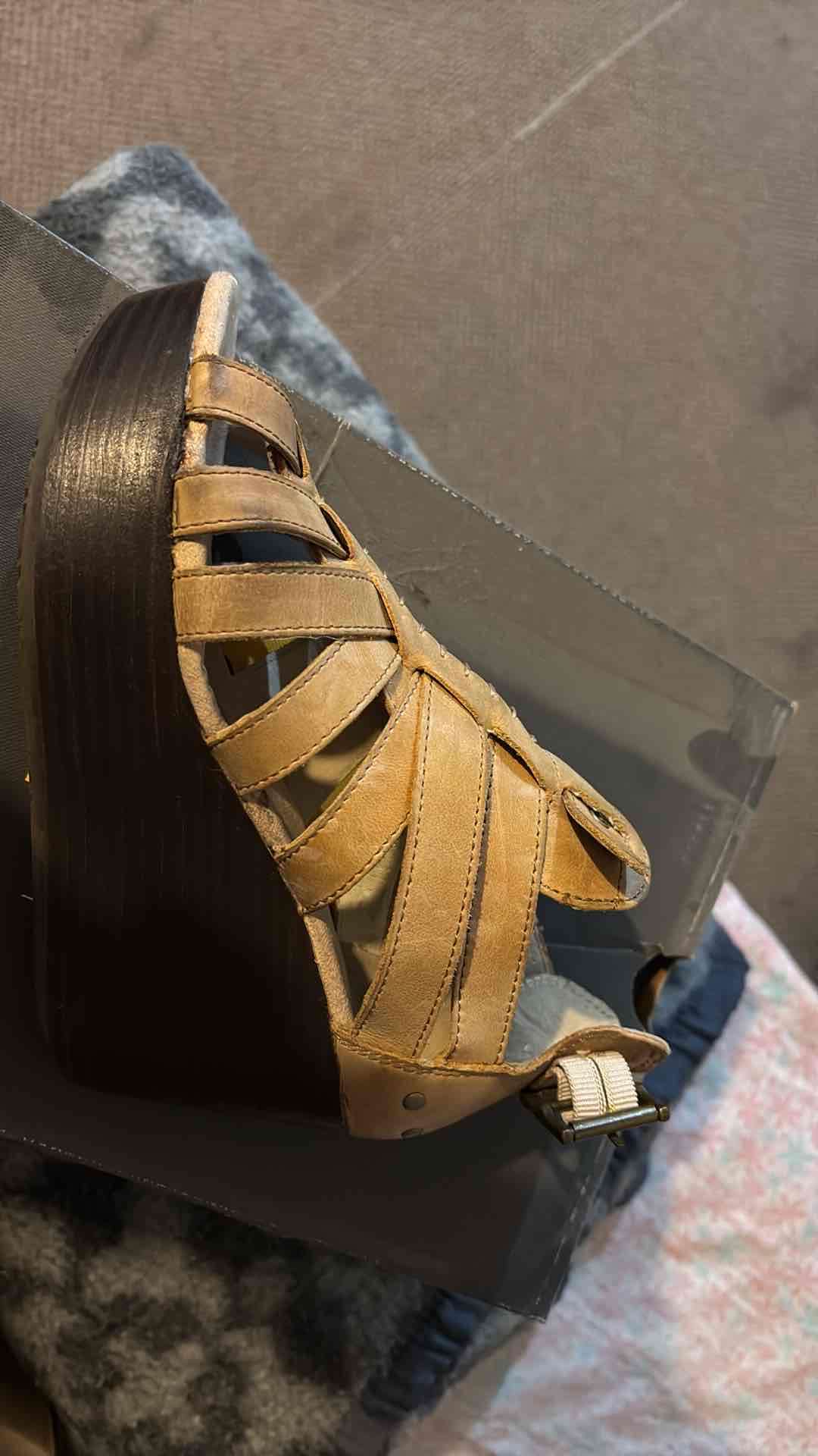Sandalias beige de cuero con plataforma - miniatura 1