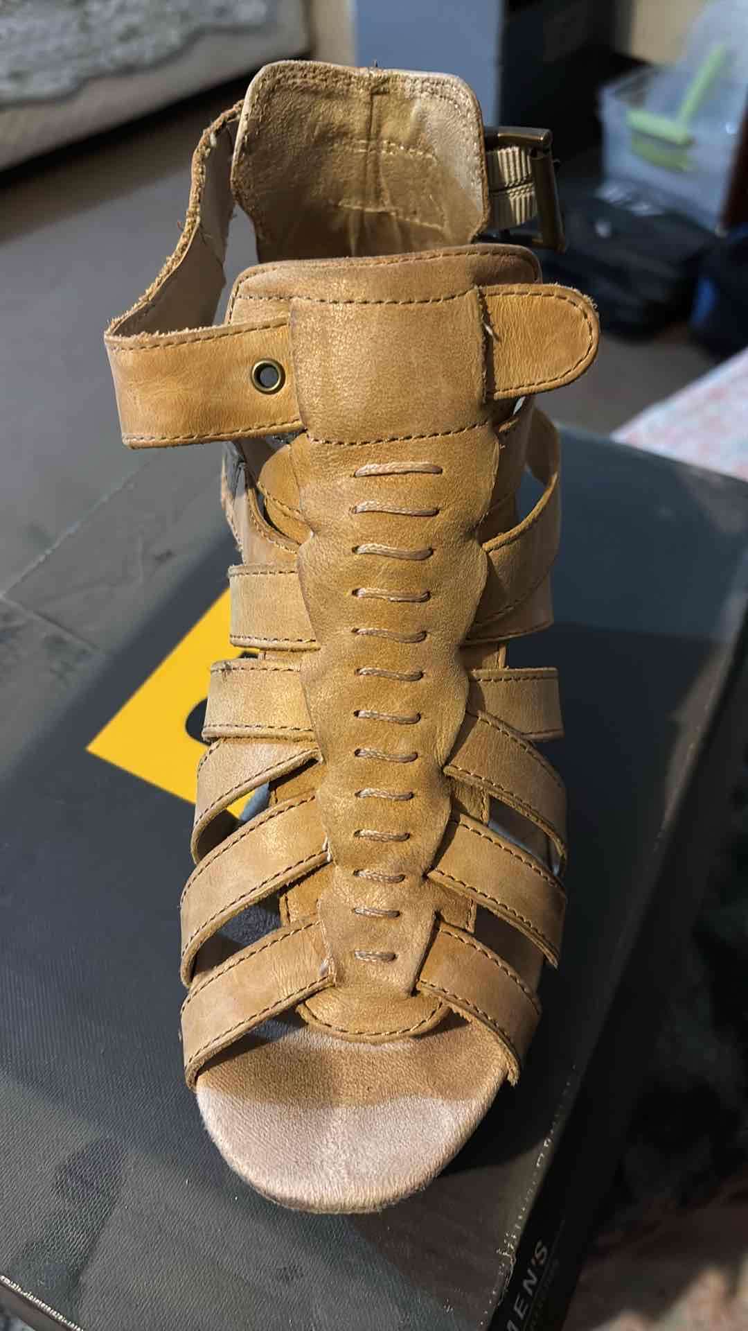 Sandalias beige de cuero con plataforma - miniatura 2