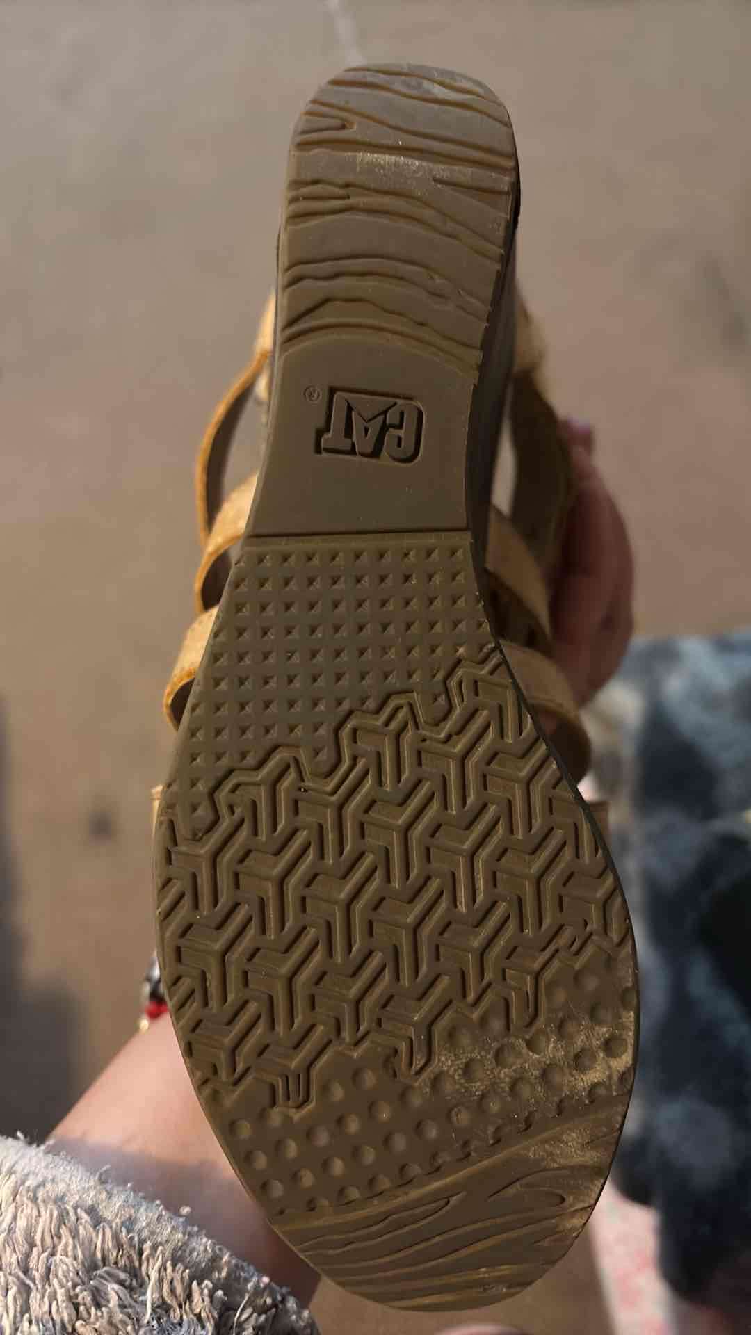 Sandalias beige de cuero con plataforma - miniatura 3