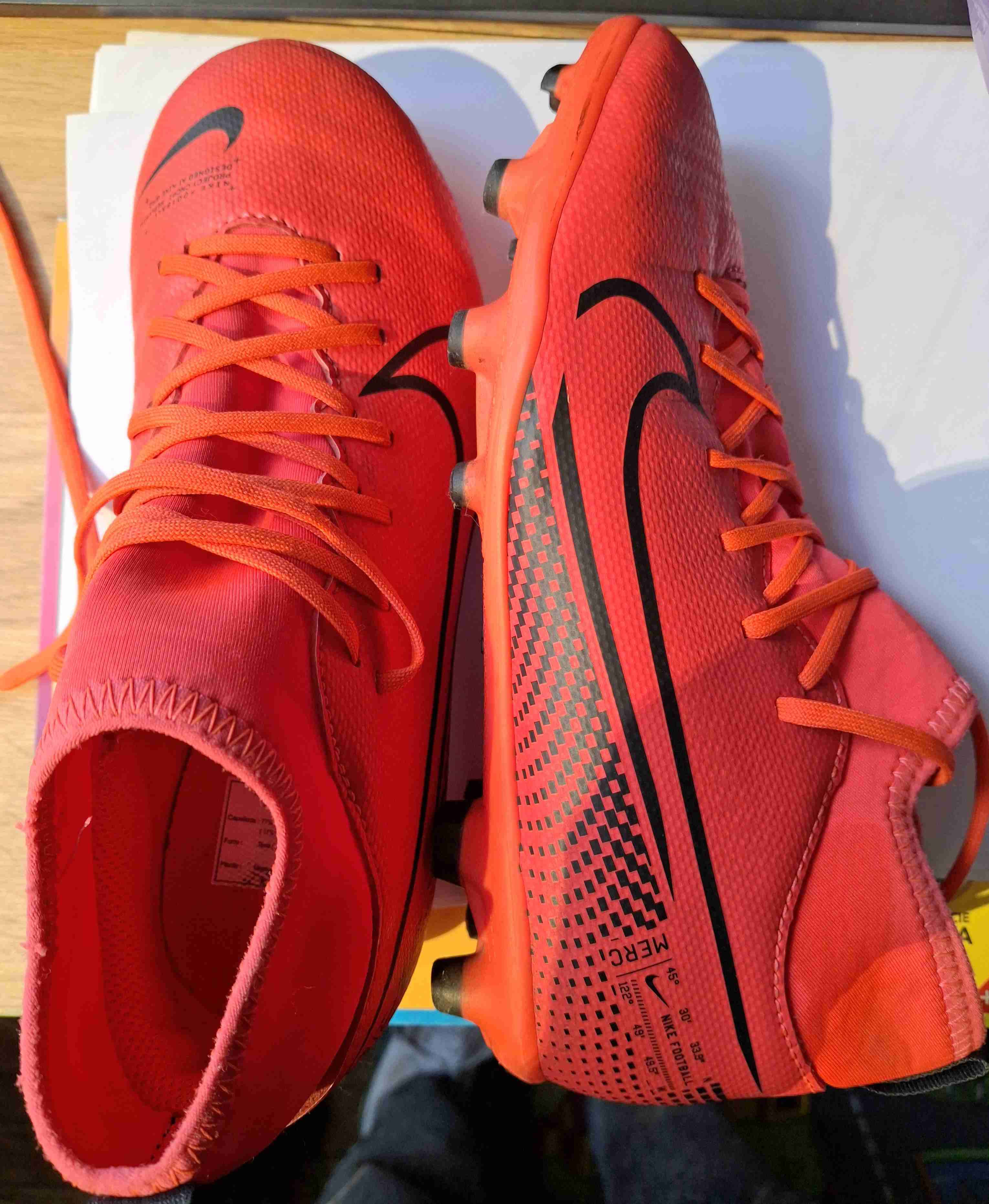 Botines de fútbol rojos - 1