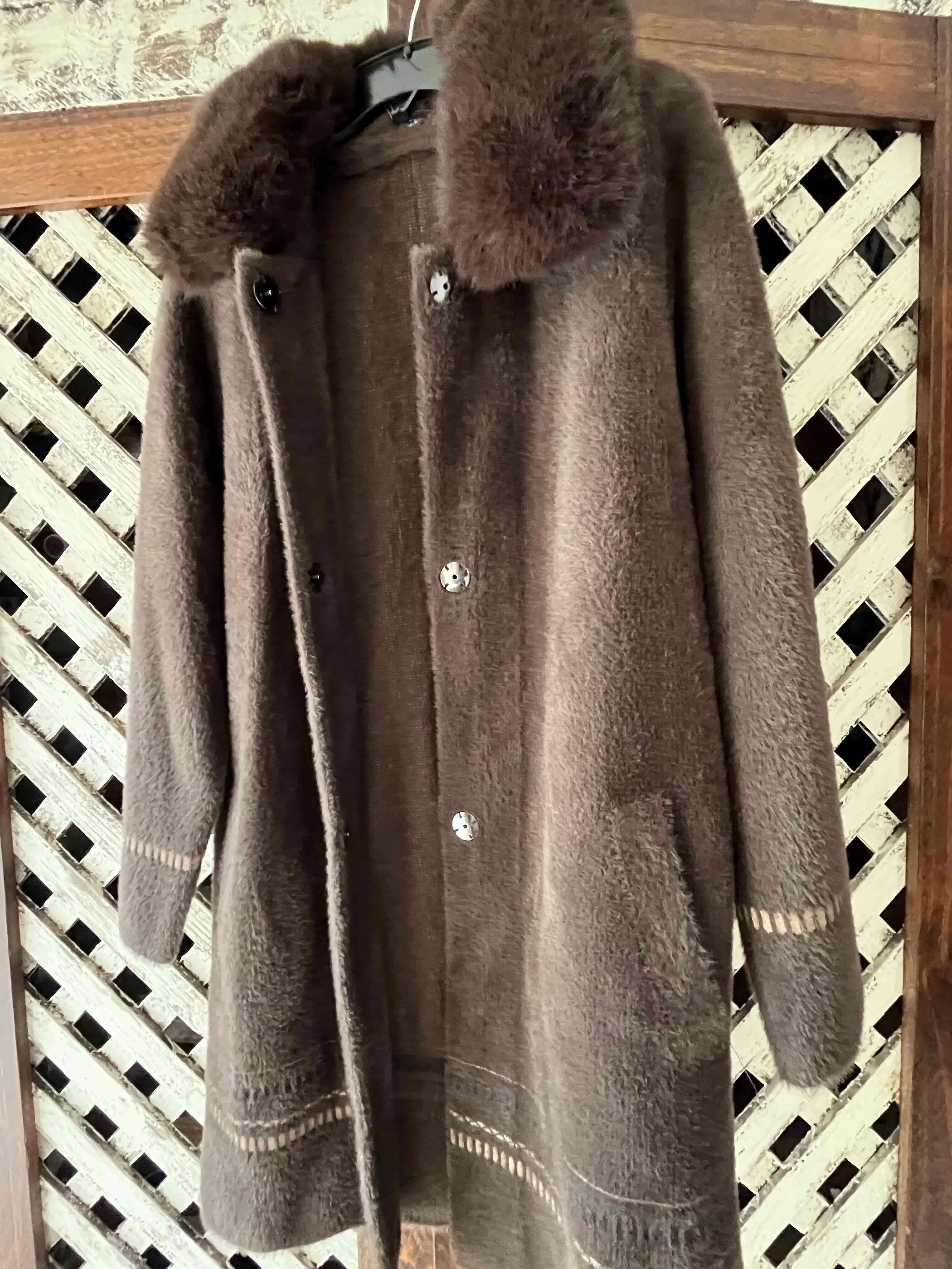 Abrigo largo marrón con cuello peludo - miniatura 2