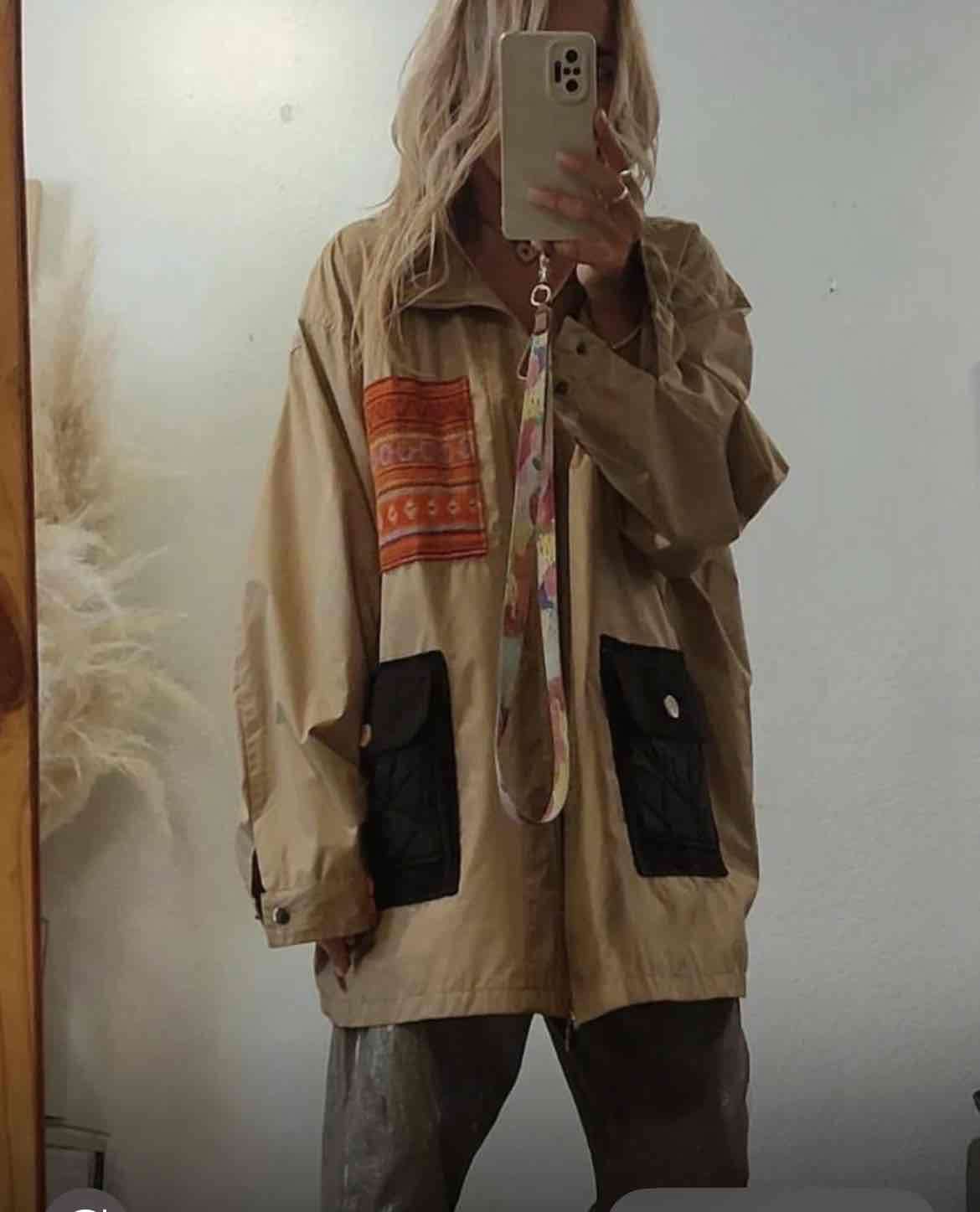 Chaqueta beige con bolsillos