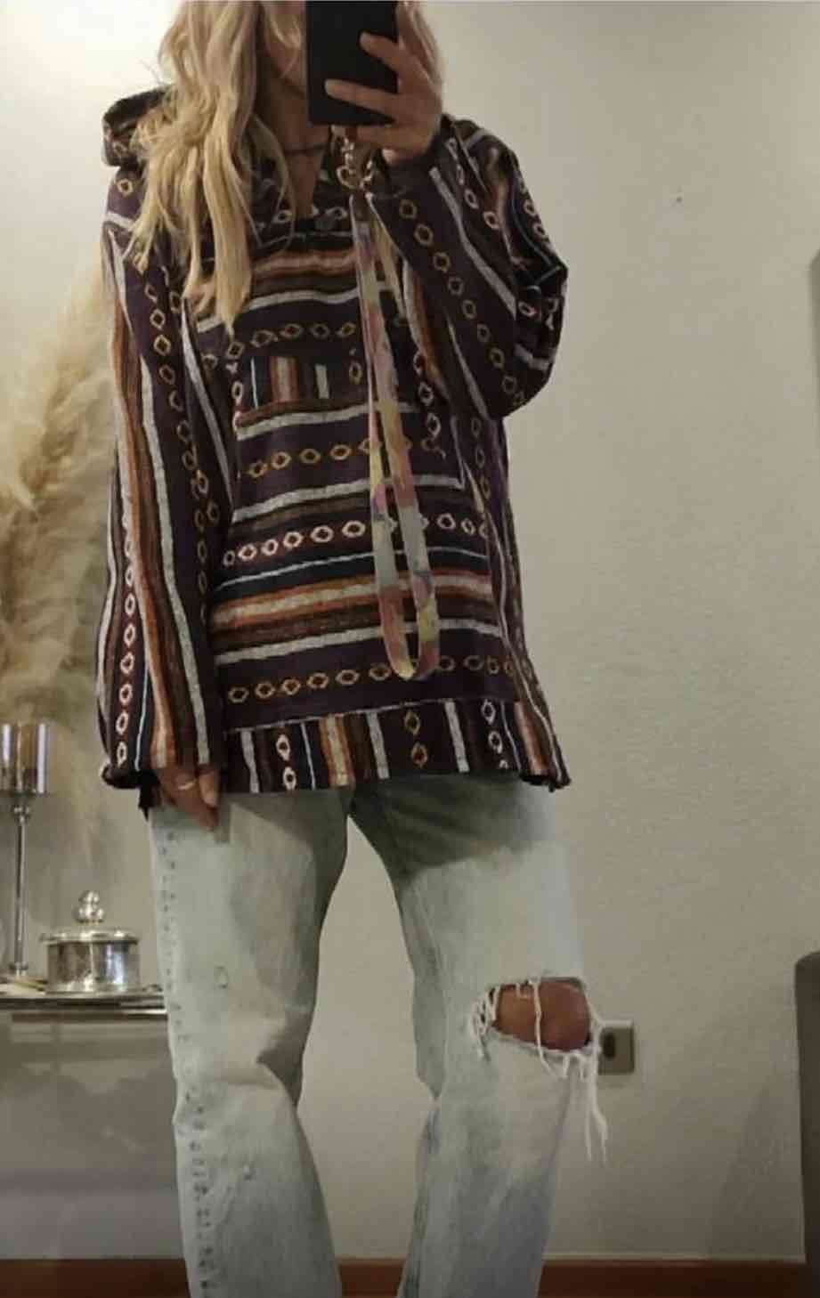 Polerón étnico con capucha