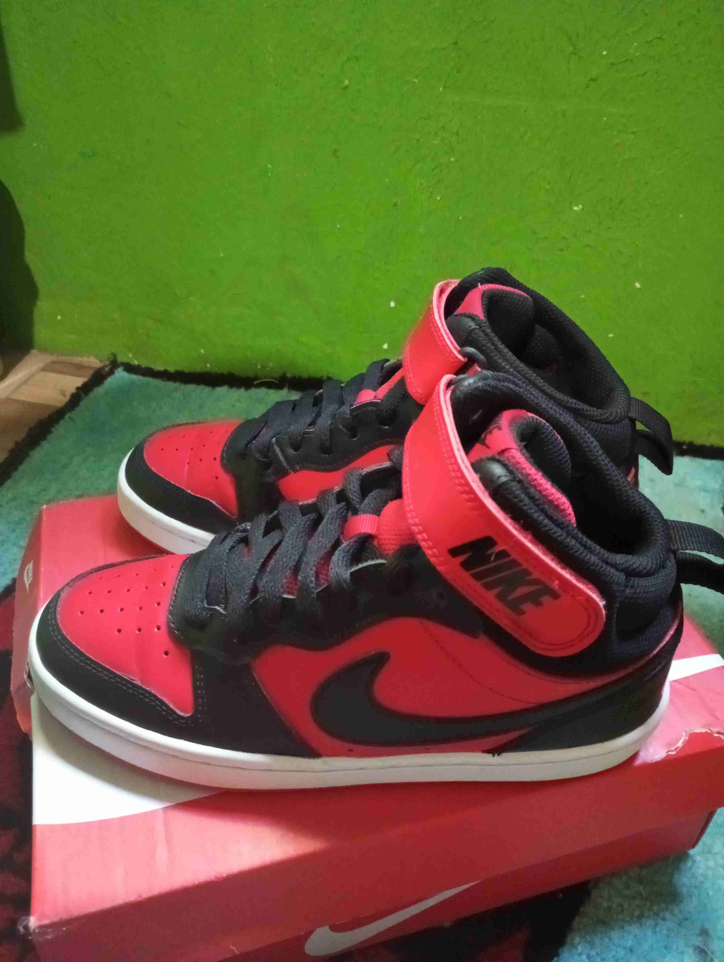 Zapatillas deportivas Nike rojas y negras - miniatura 1