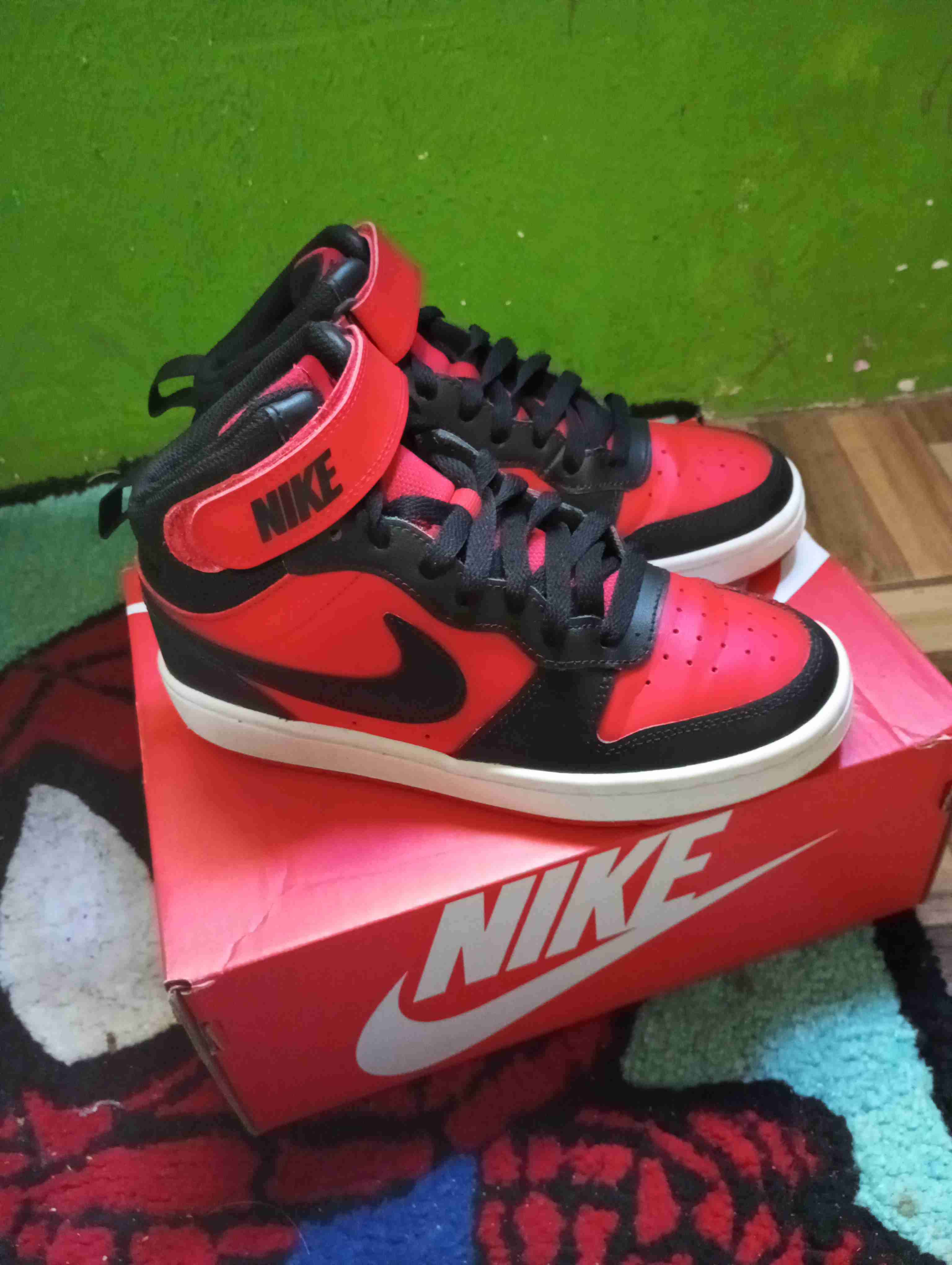 Zapatillas deportivas Nike rojas y negras - miniatura 2