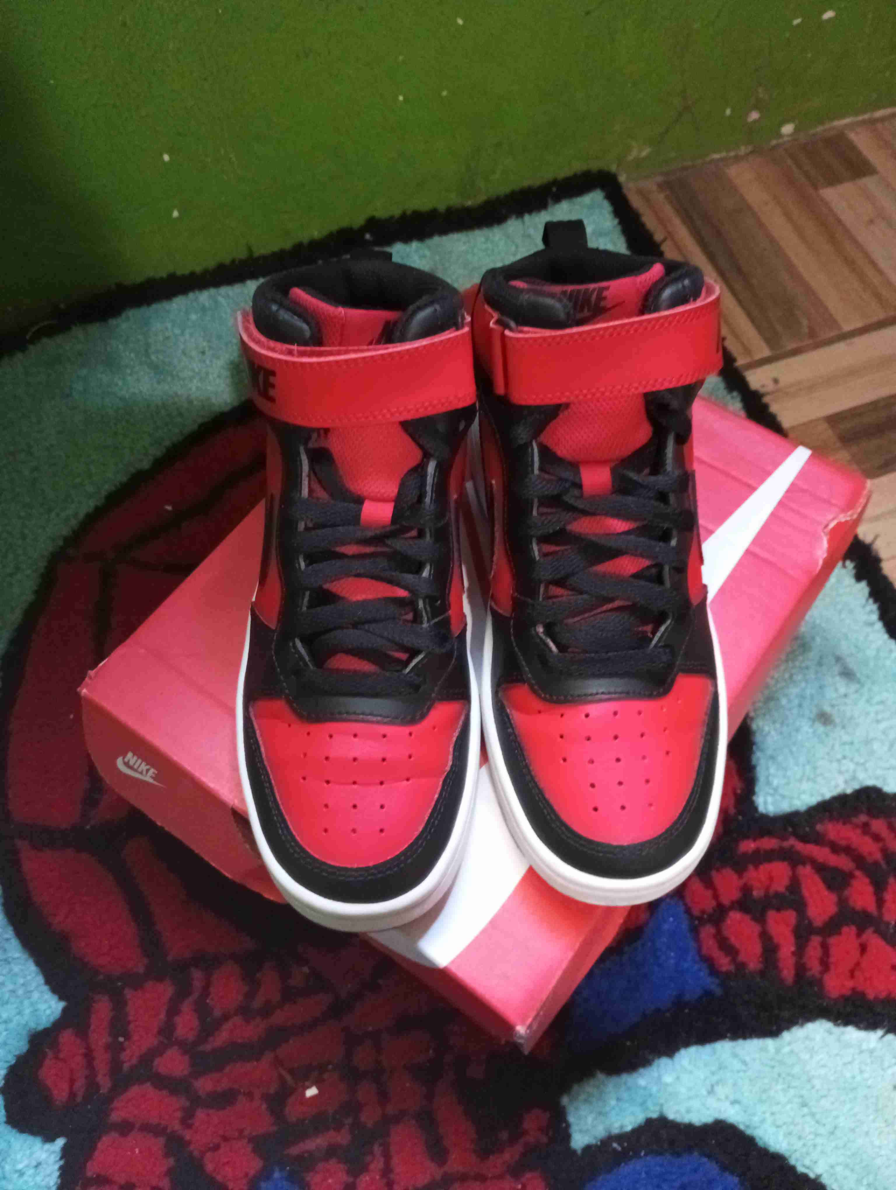 Zapatillas deportivas Nike rojas y negras - miniatura 3