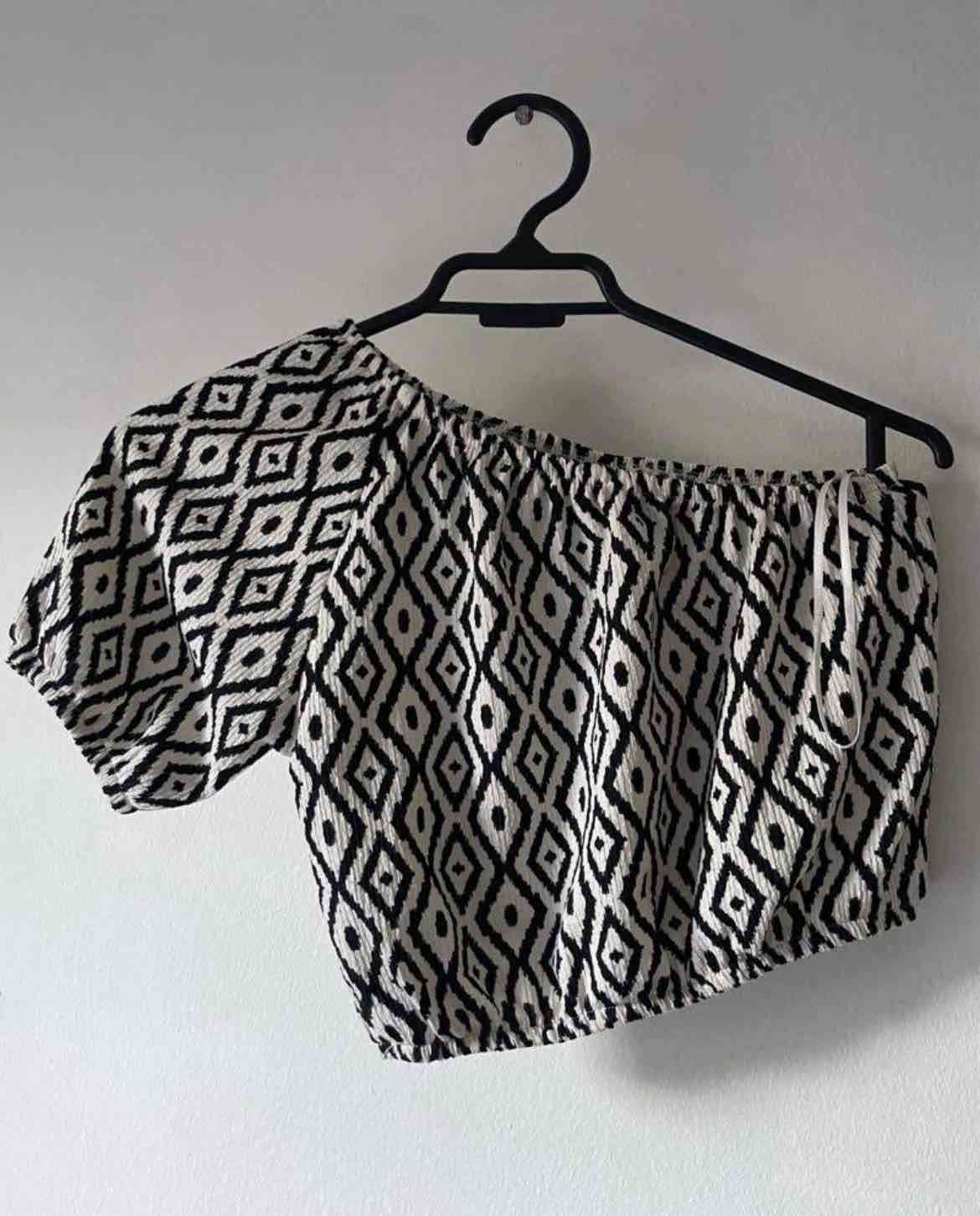 Top blanco y negro con estampado geométrico - 1