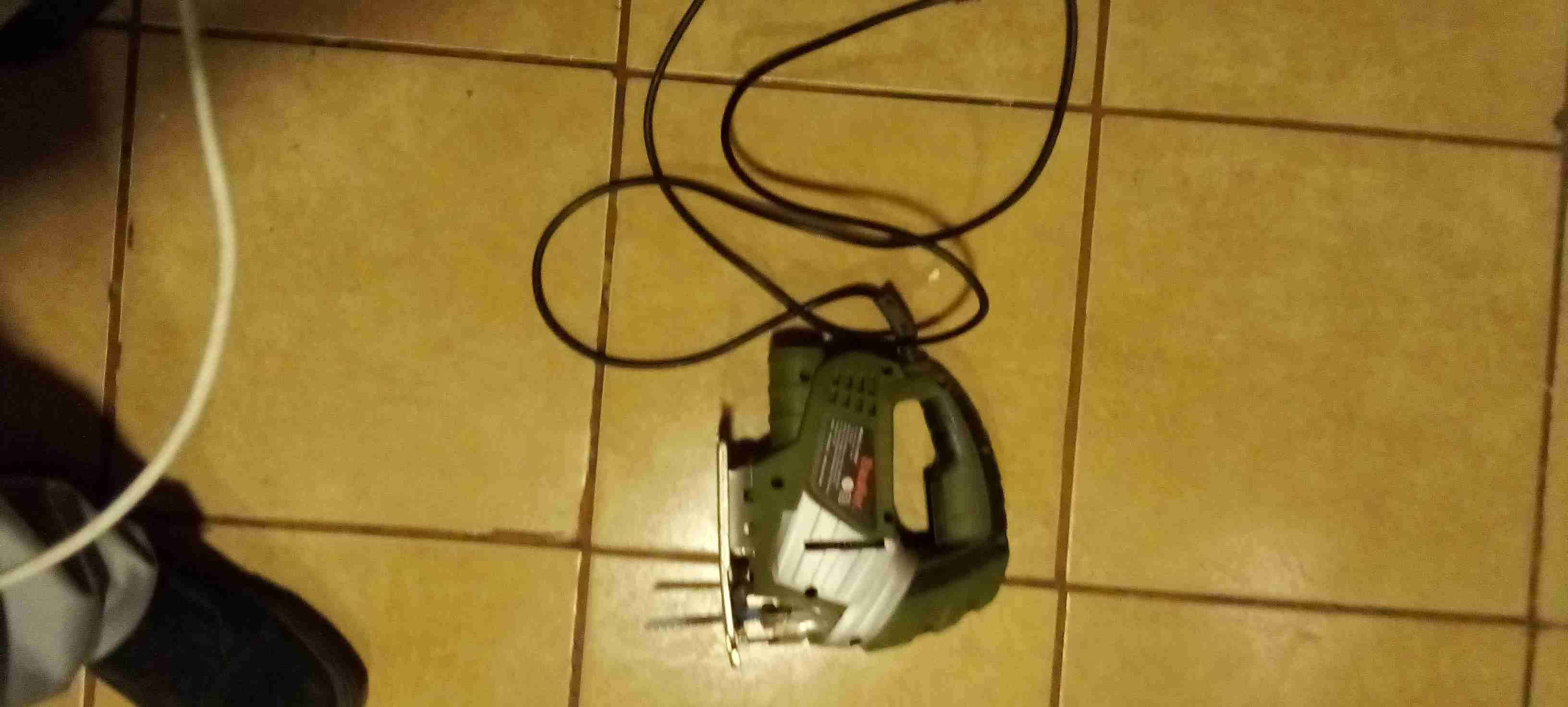 Sierra caladora eléctrica verde - miniatura 1