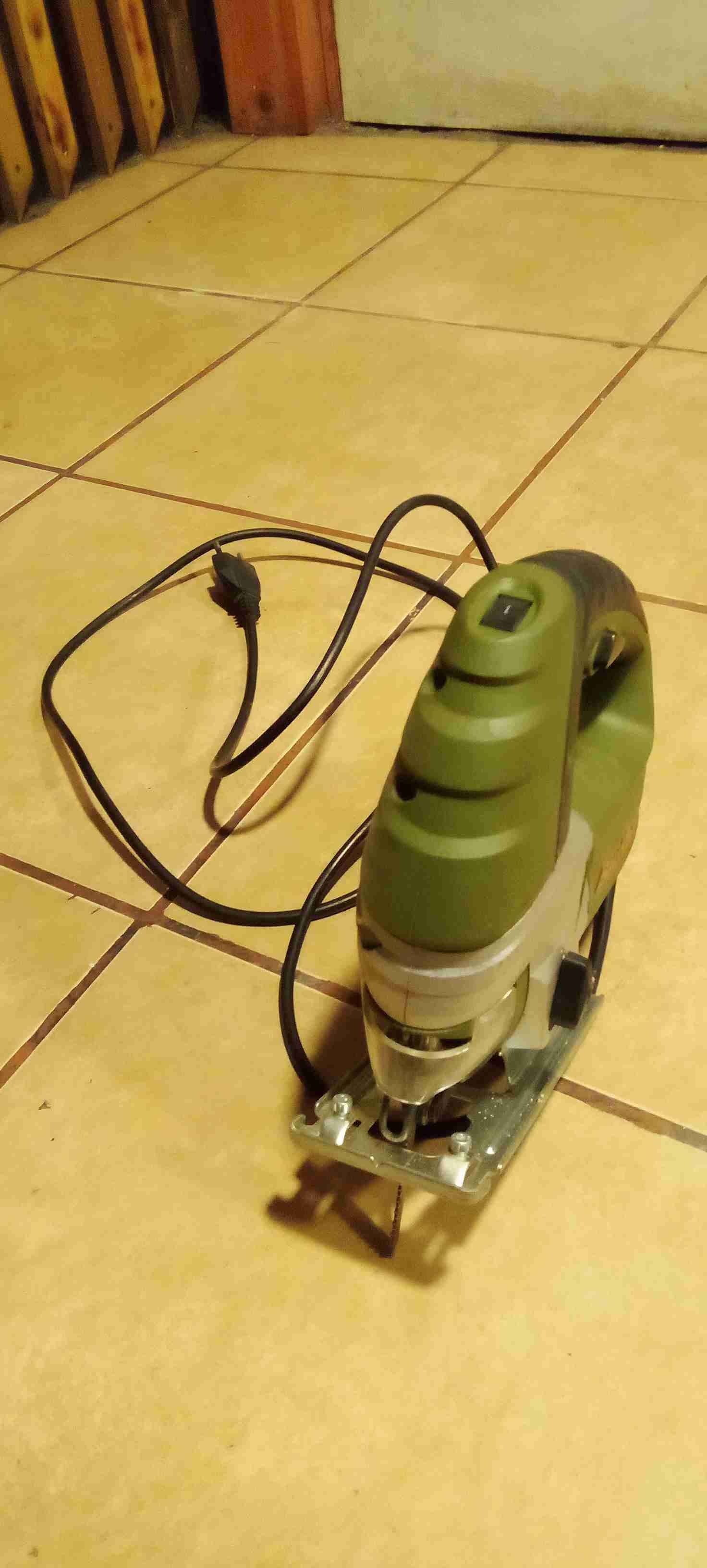 Sierra caladora eléctrica verde - miniatura 2