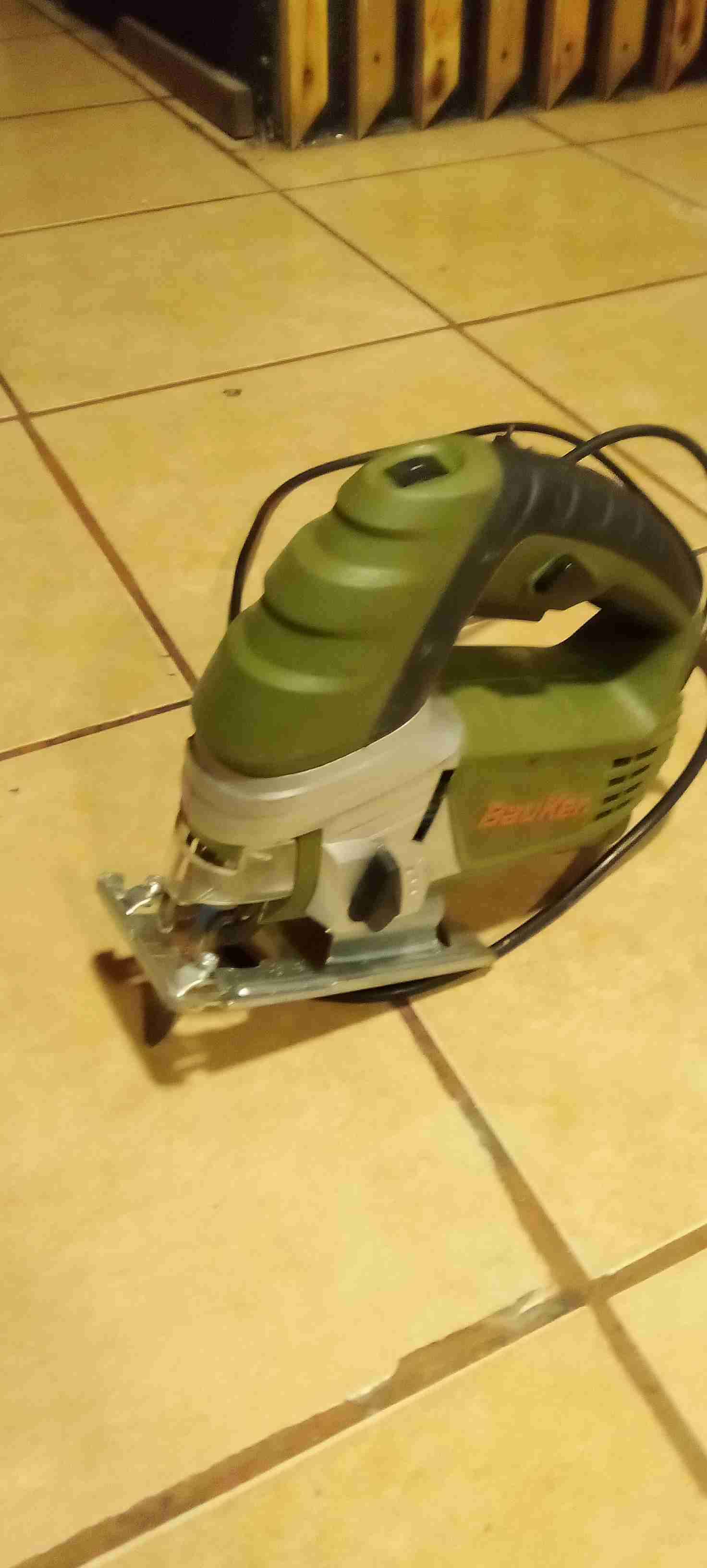 Sierra caladora eléctrica verde - miniatura 3