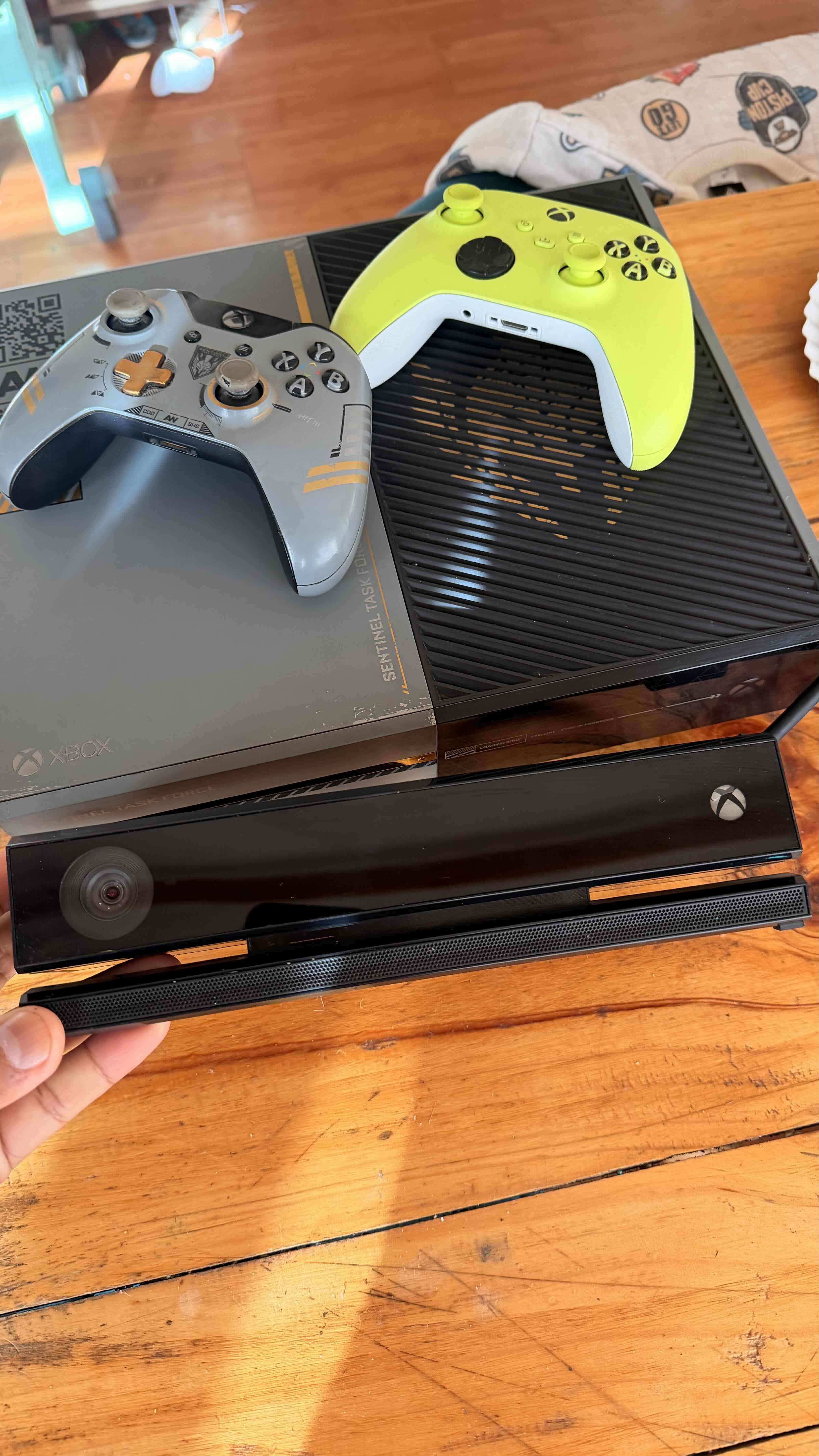 Consola Xbox One con controles - miniatura 1