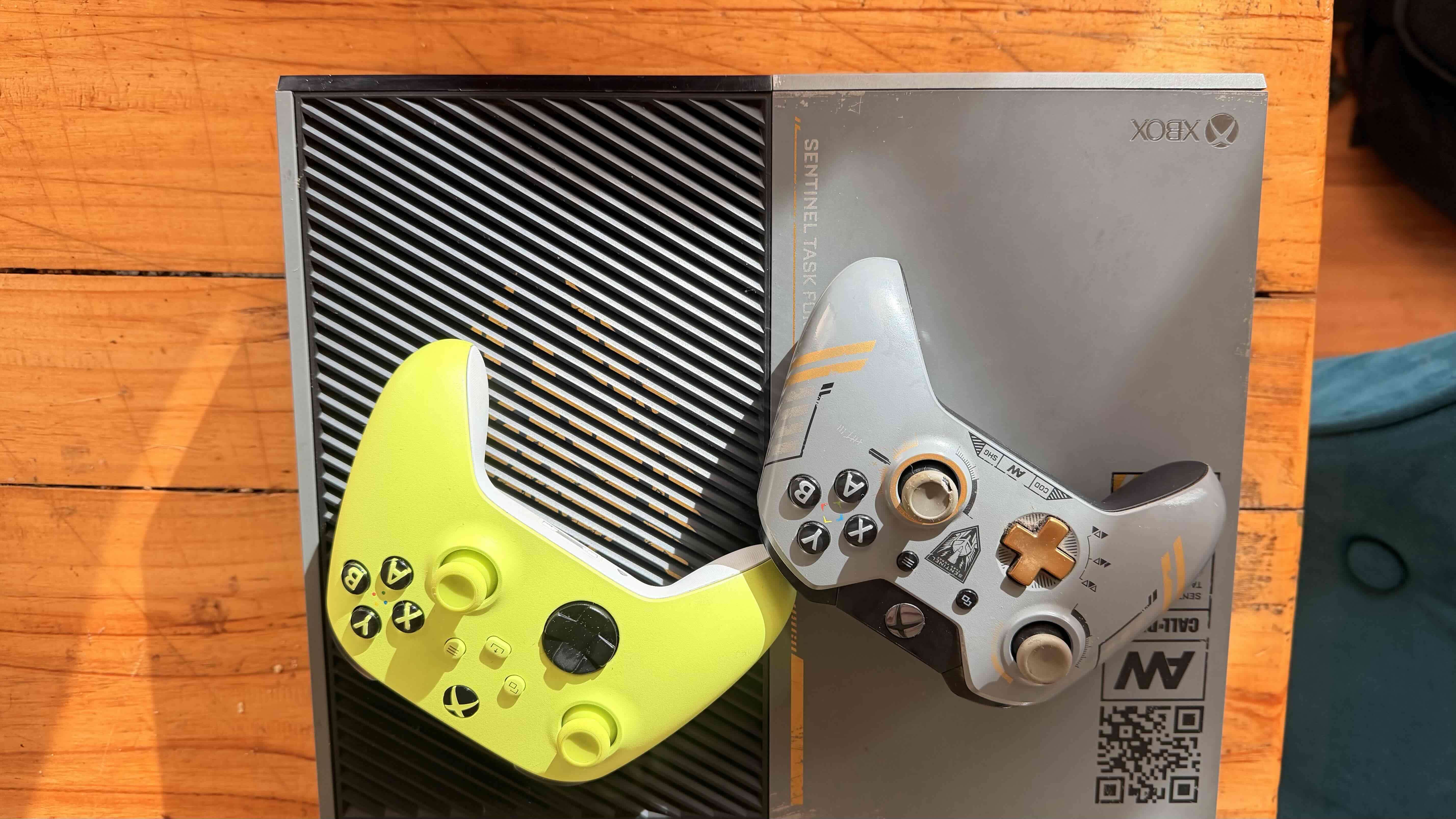 Consola Xbox One con controles - miniatura 2