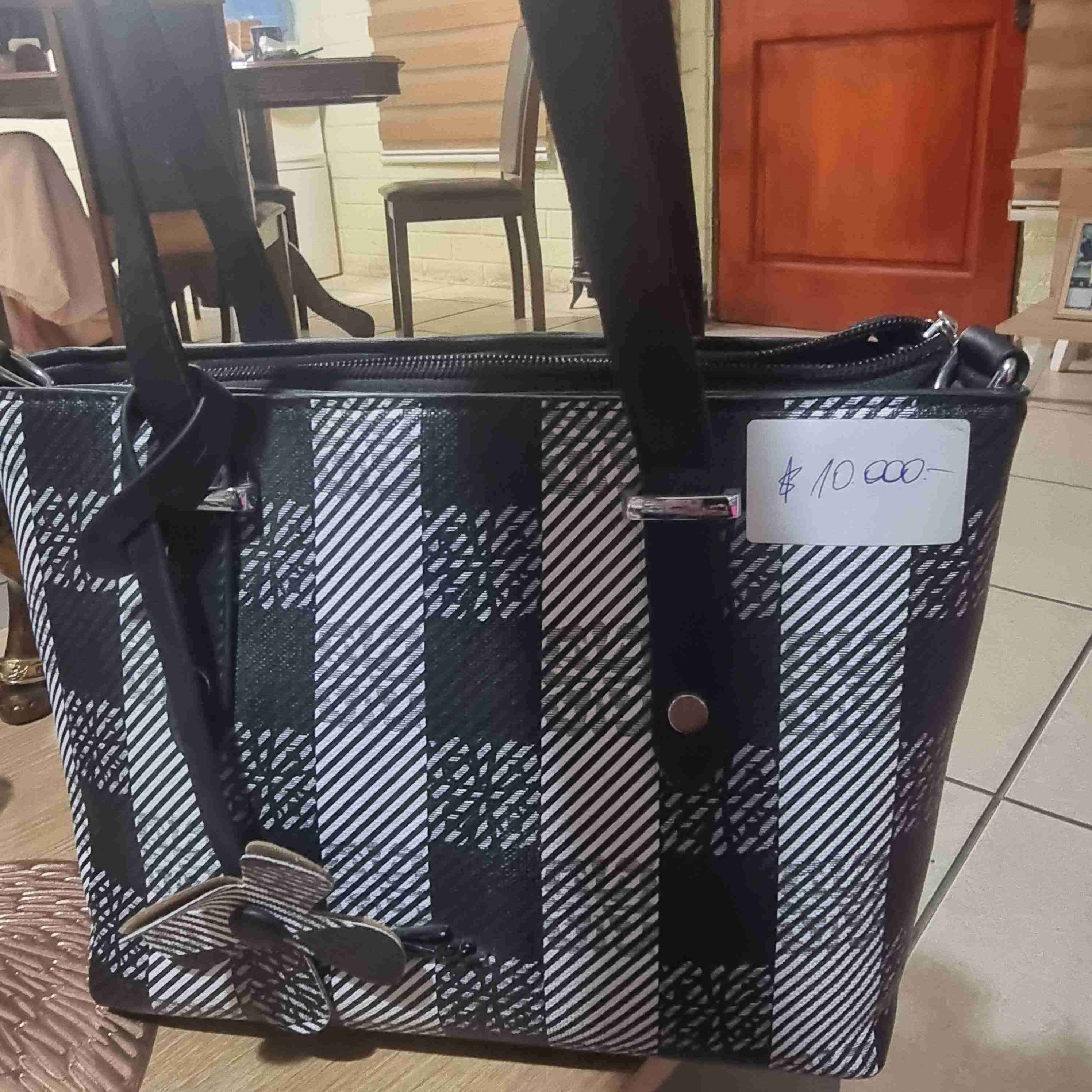 Bolso de cuadros blanco y negro