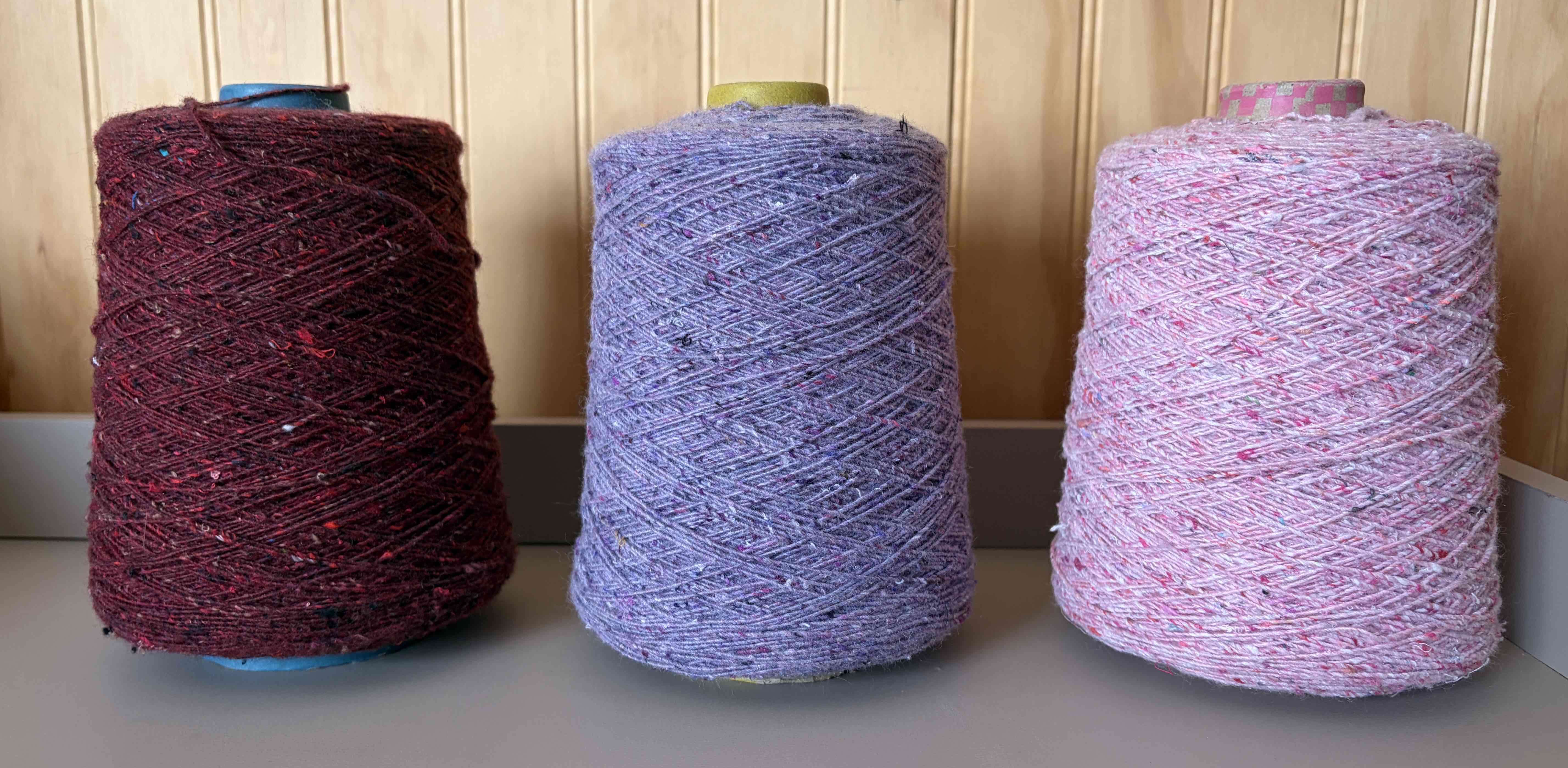 Ovillos de hilo rojo, lila y rosa - miniatura 1