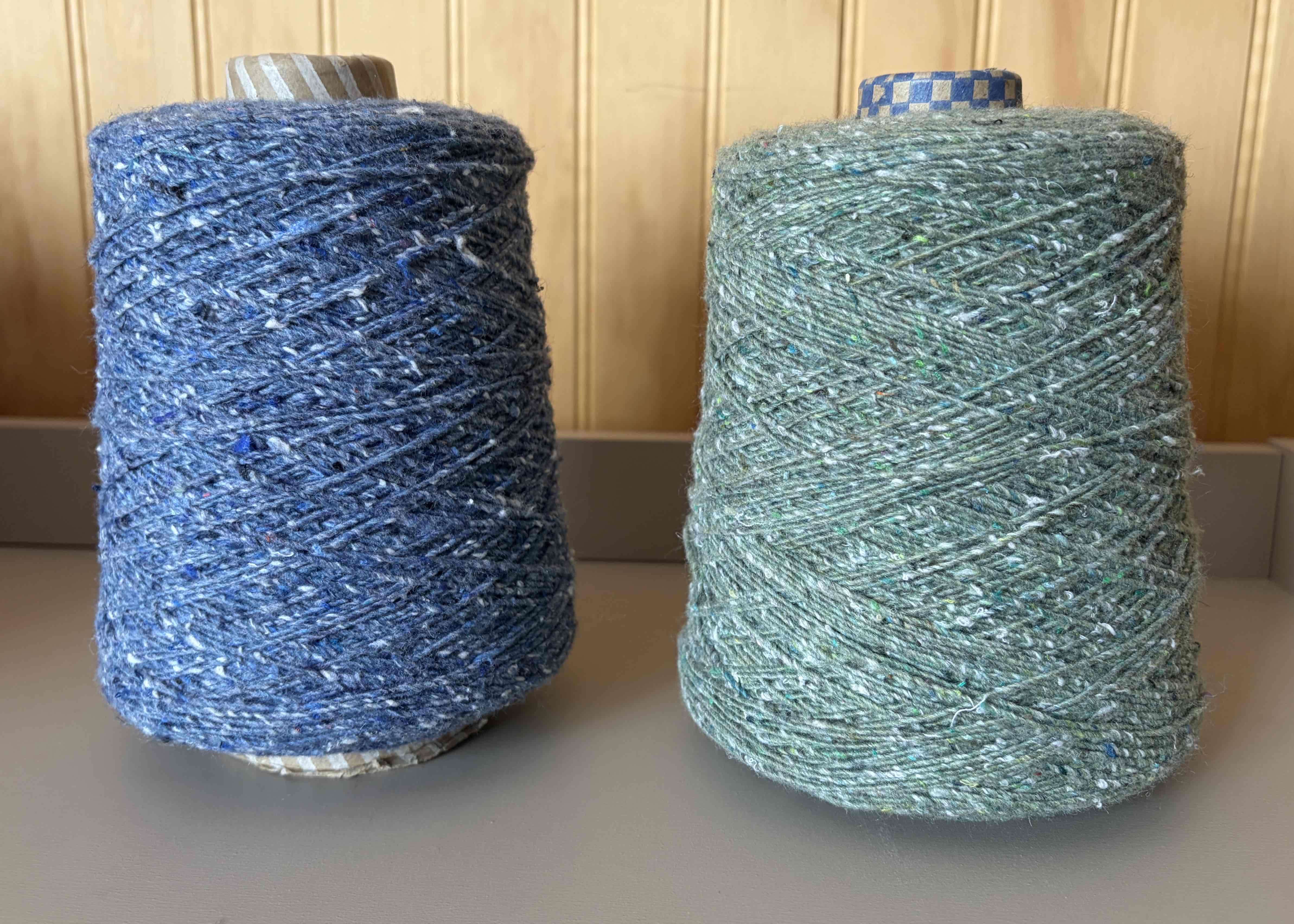 Ovillos de hilo rojo, lila y rosa - miniatura 2