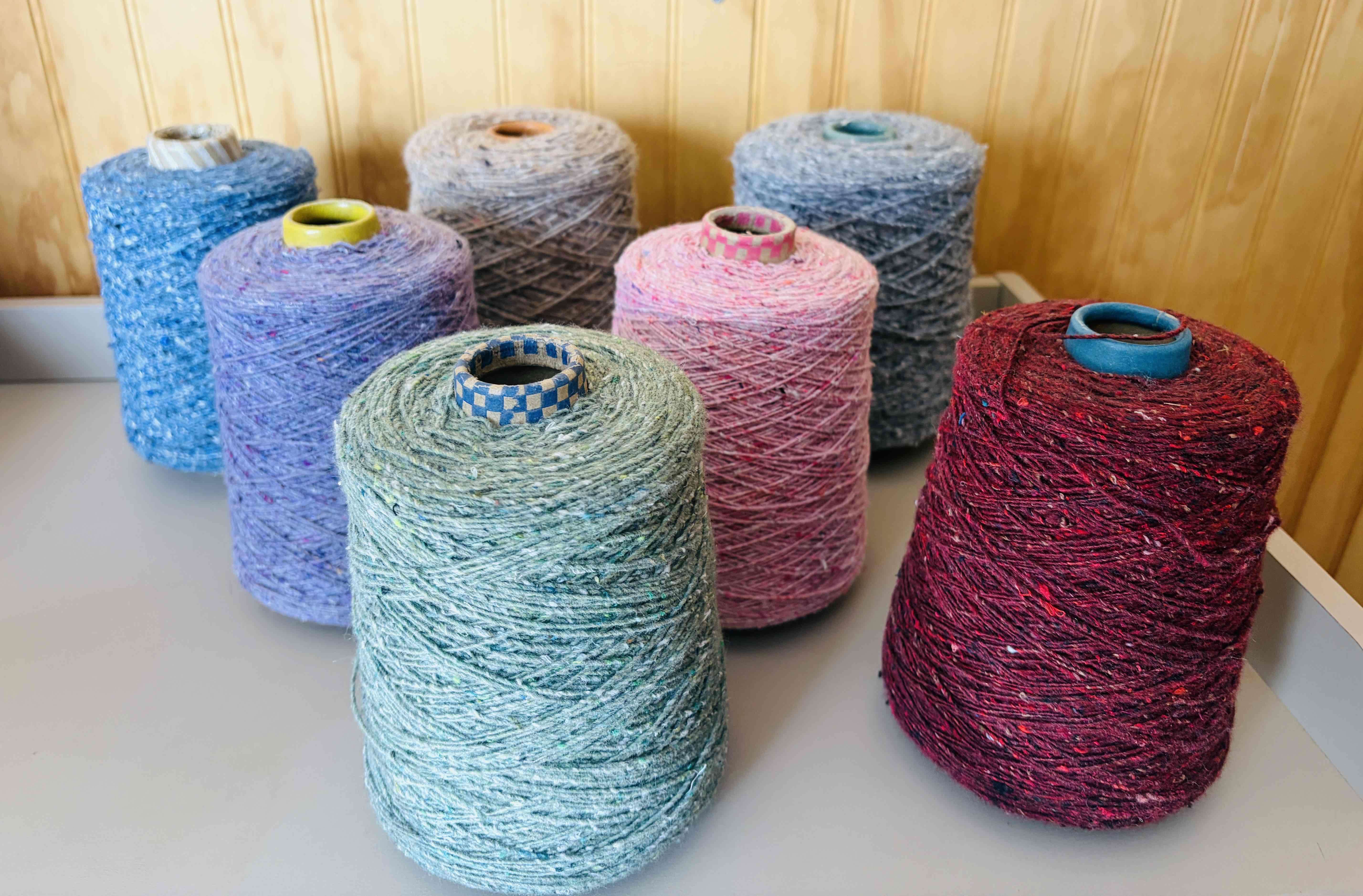 Ovillos de hilo rojo, lila y rosa - miniatura 4