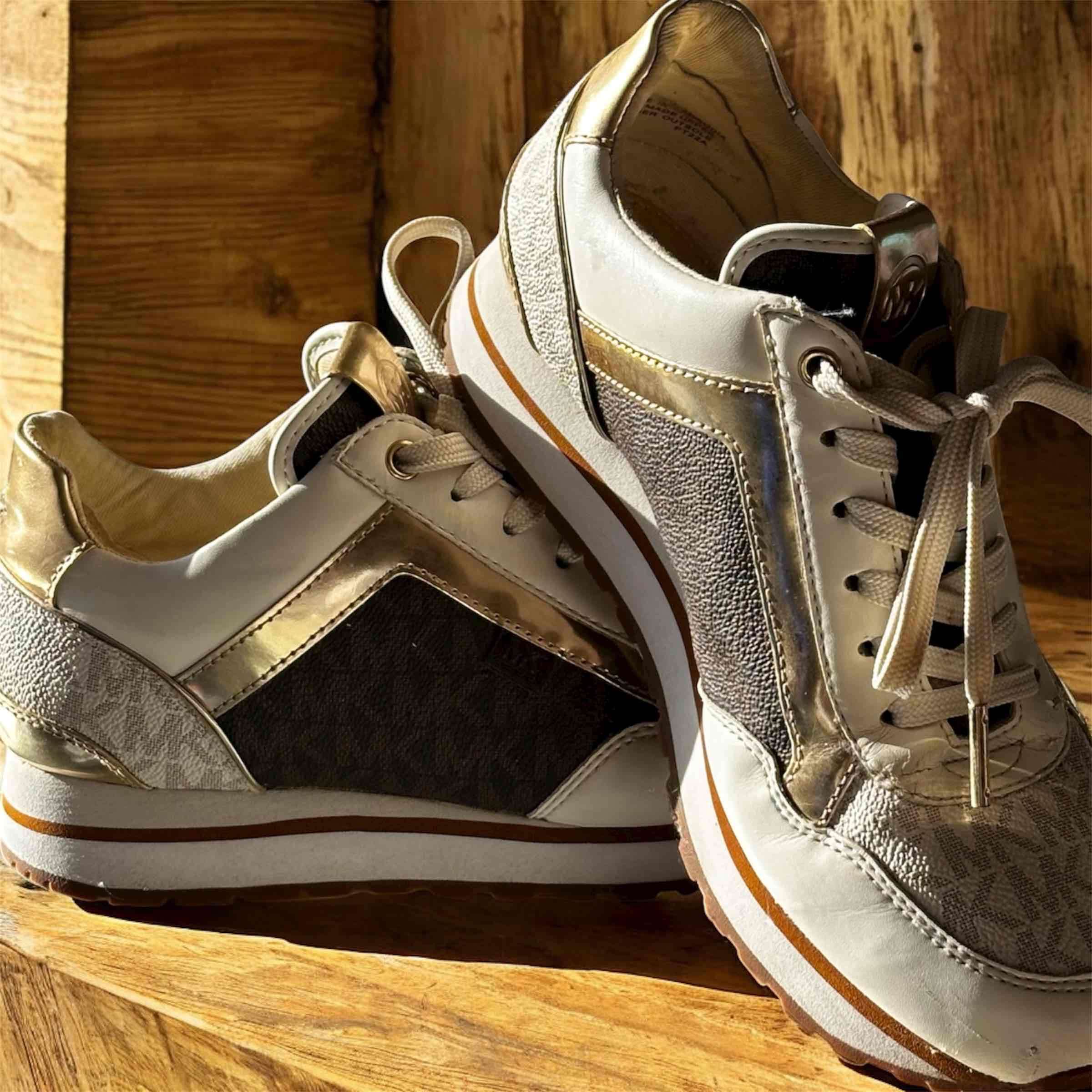 Zapatillas MK deportivas doradas - 1