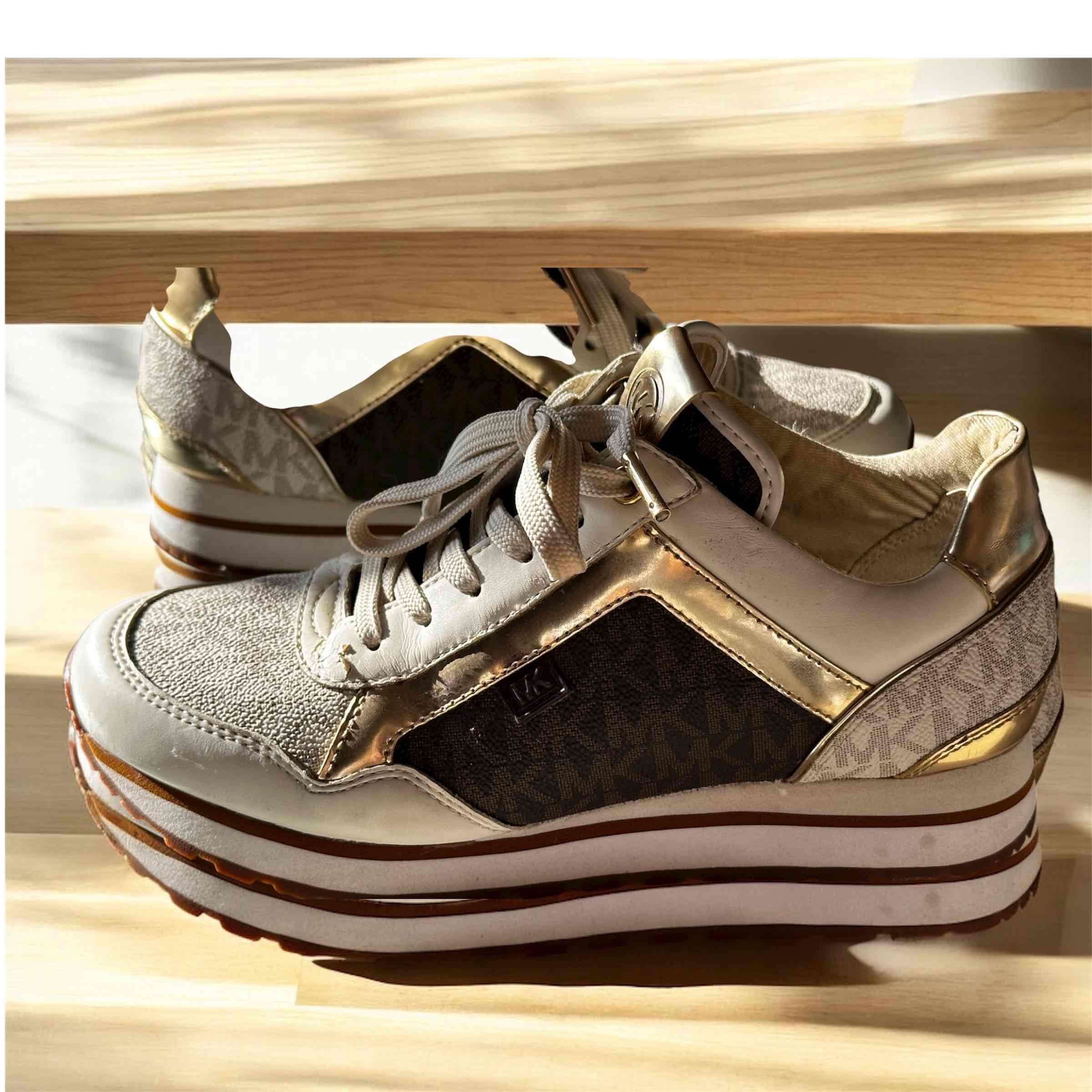 Zapatillas MK deportivas doradas - 2