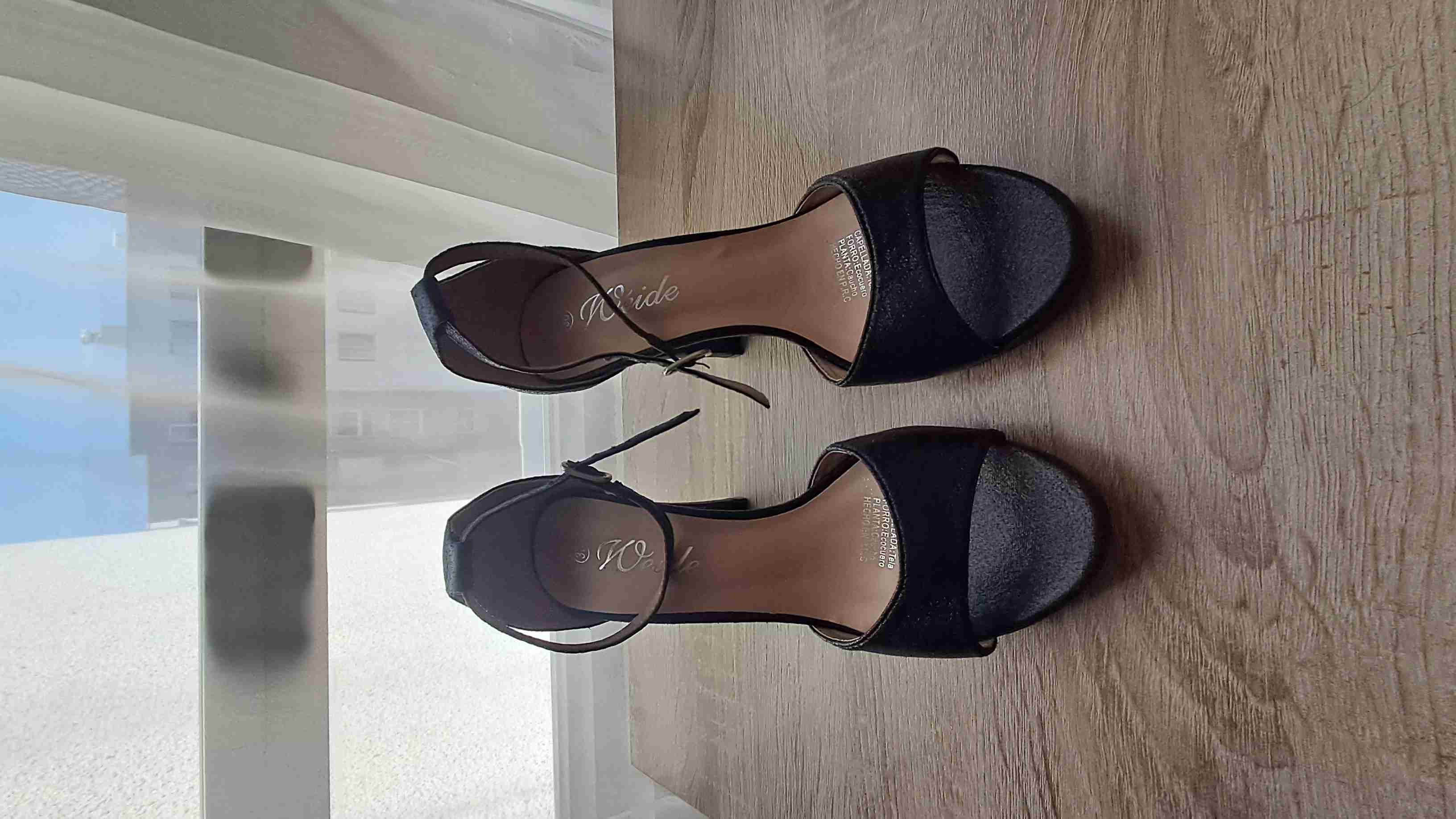 Tacones negros elegantes - miniatura 1