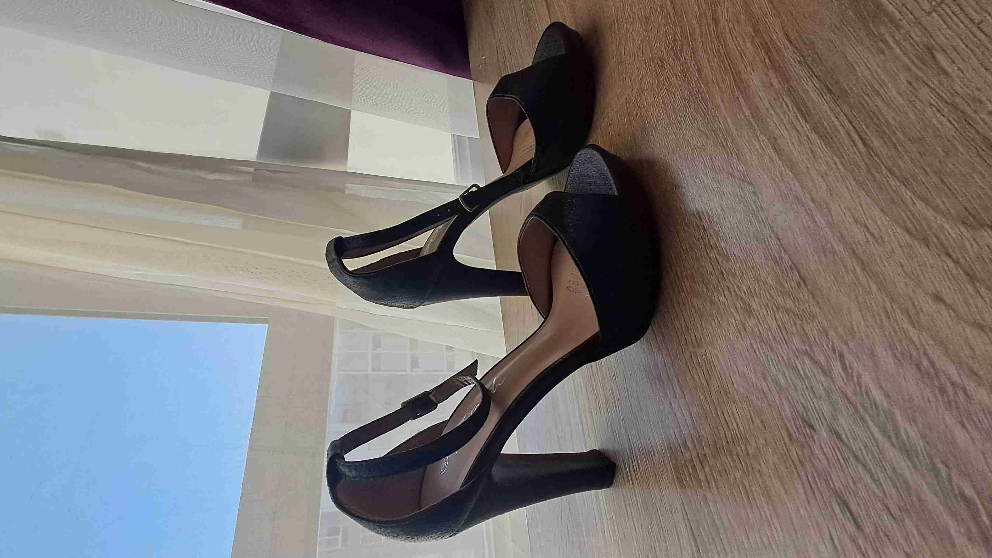 Tacones negros elegantes - miniatura 2
