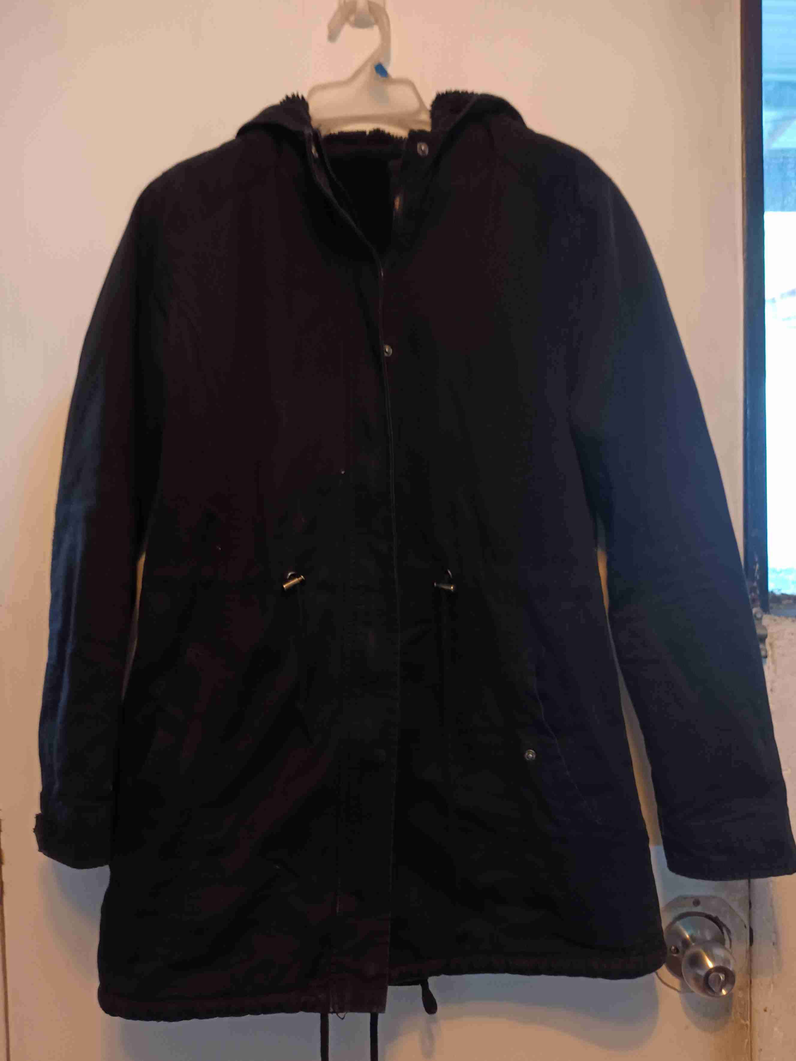 Abrigo negro con capucha