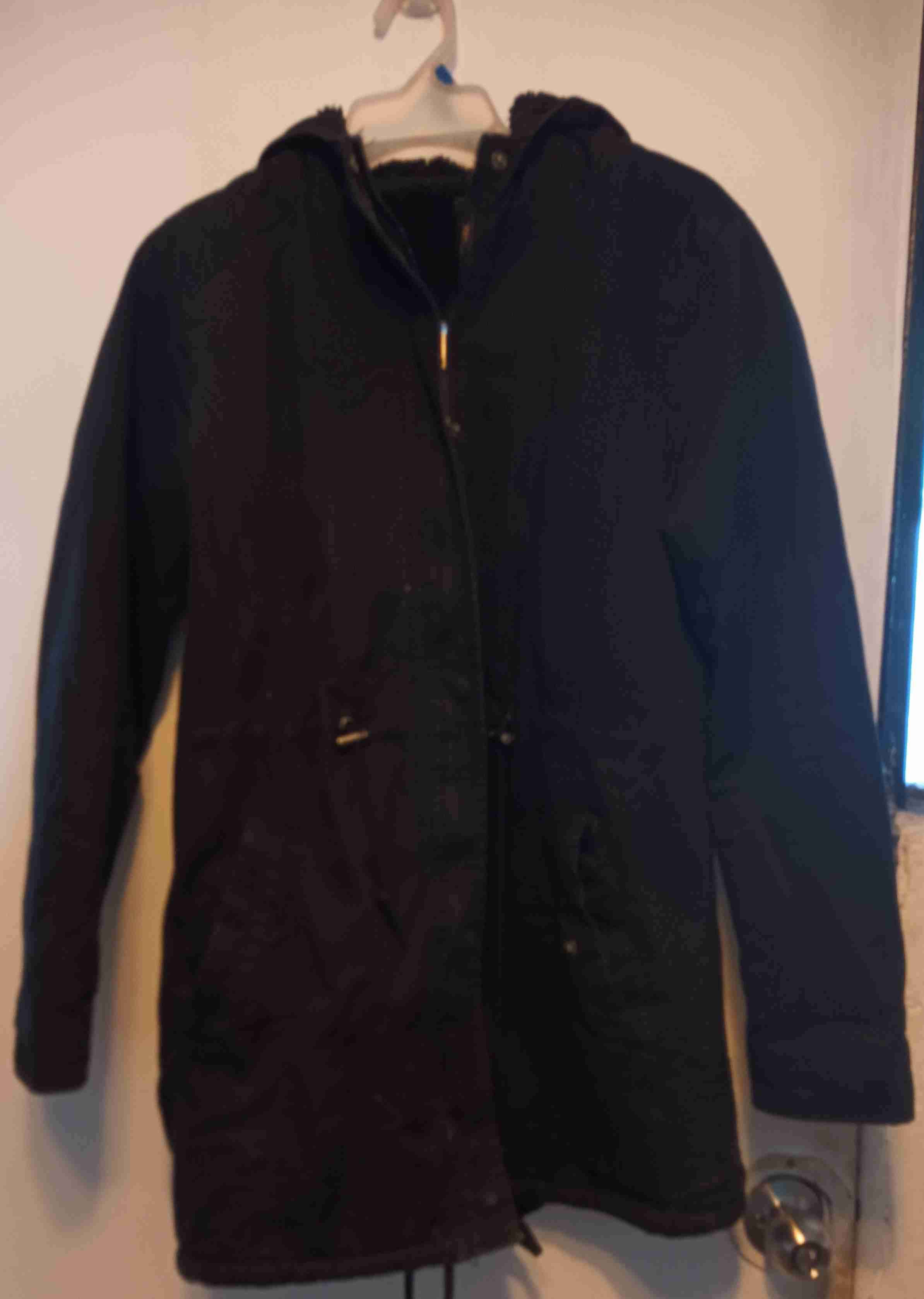 Abrigo negro con capucha