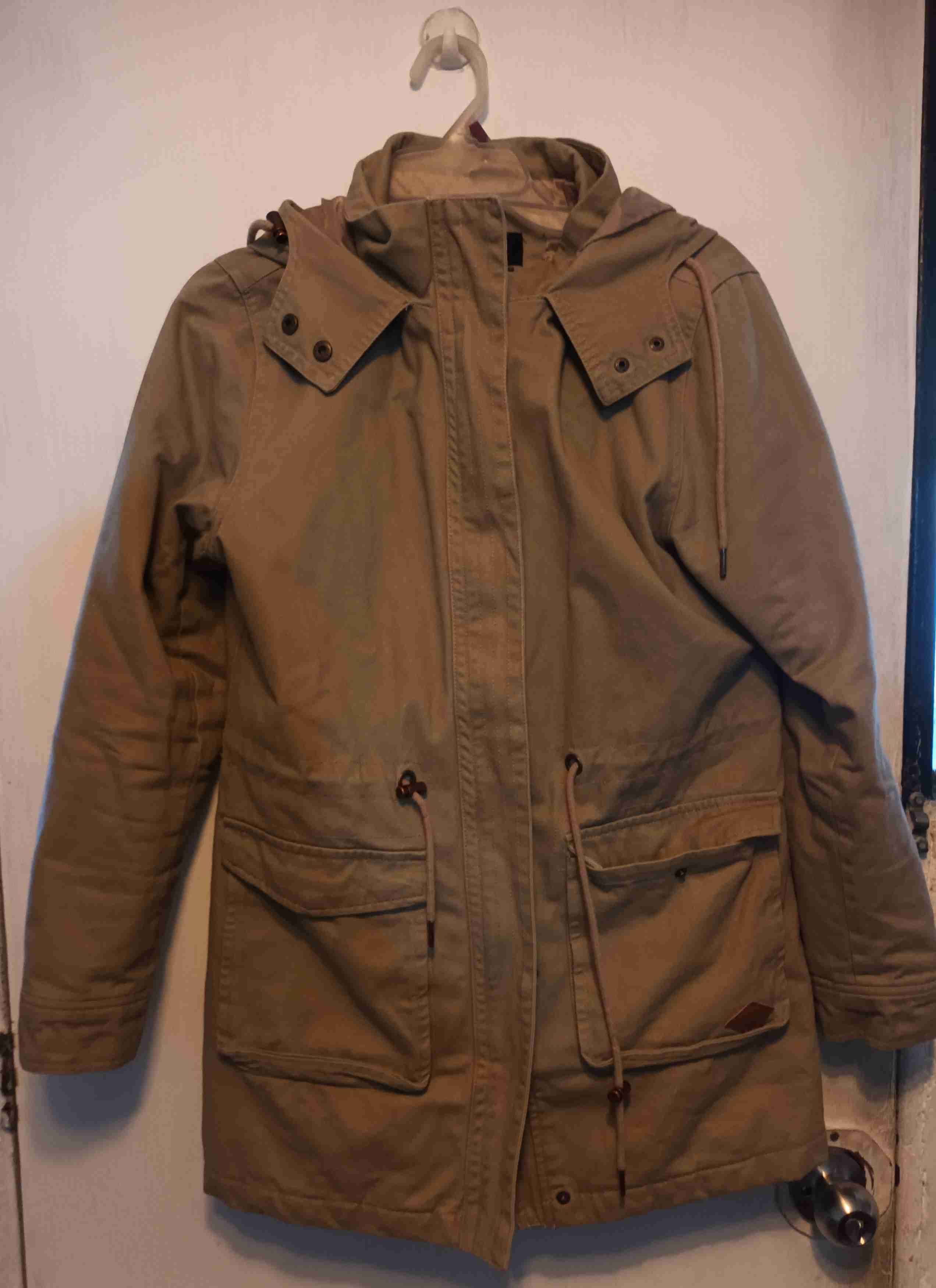 Parka color beige con capucha